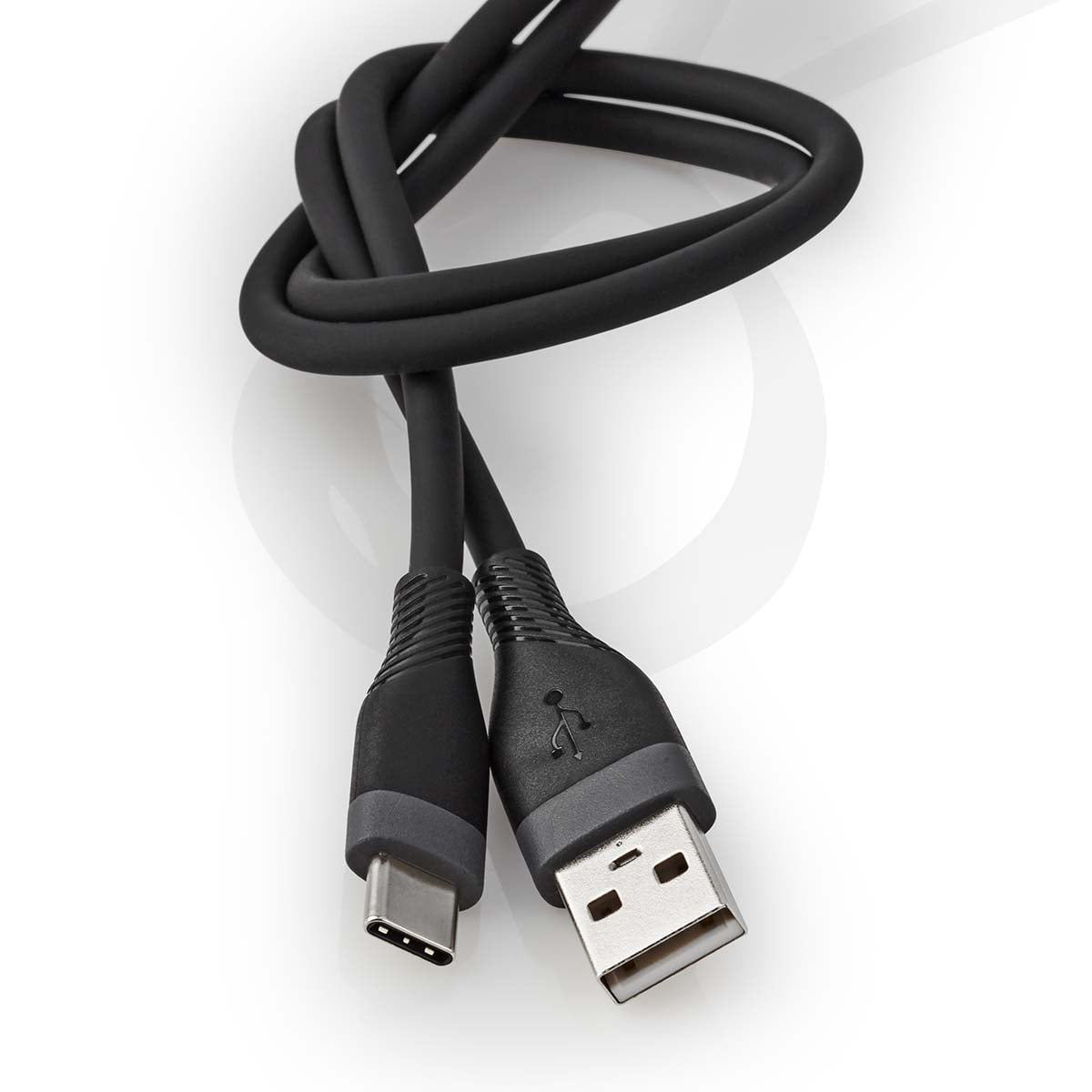 Ein schwarzes USB-Kabel mit einer USB-C- und einer USB-A-Verbindung auf einem hellen Hintergrund.