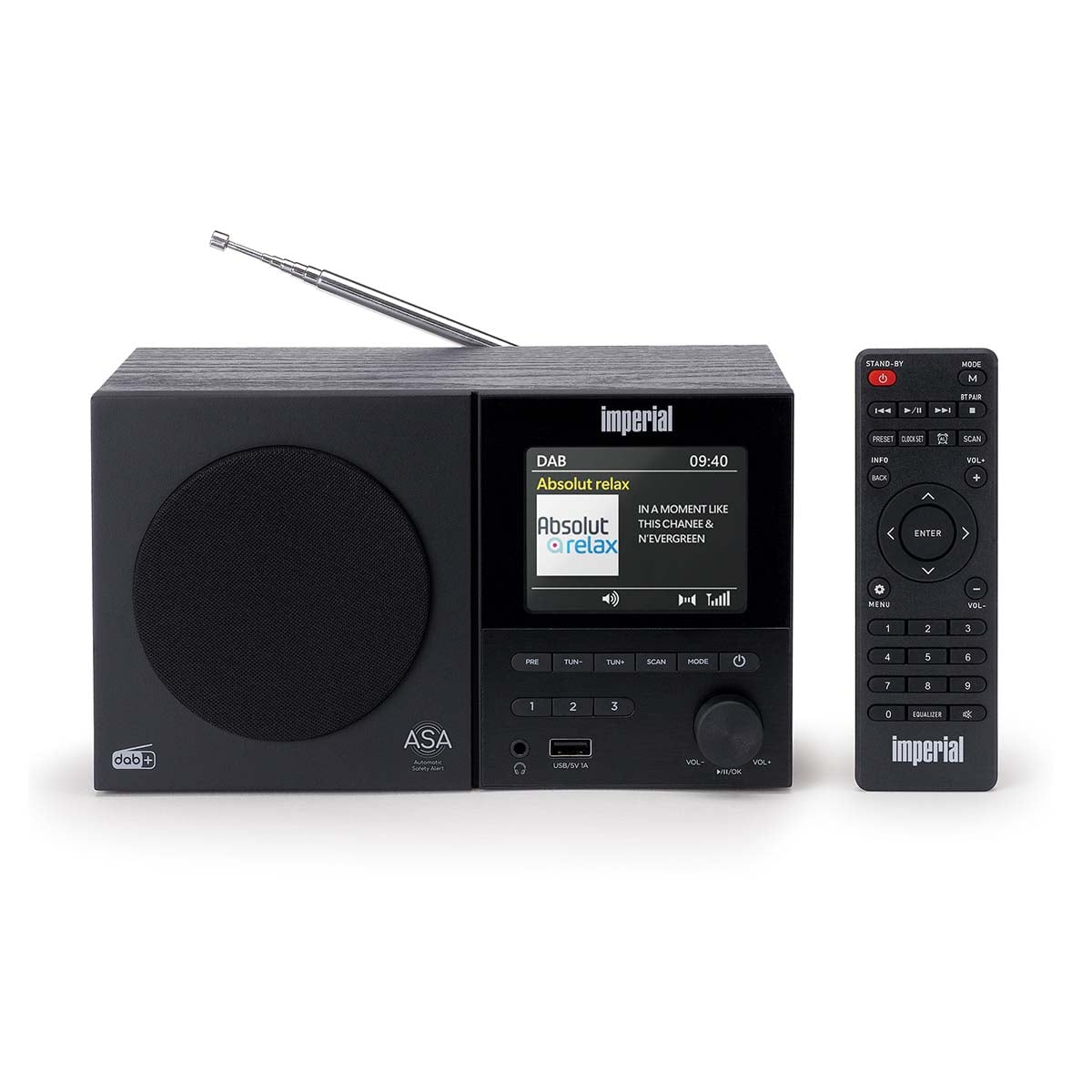 Radio DAB nera con display, antenna estensibile, altoparlante e telecomando su sfondo bianco.