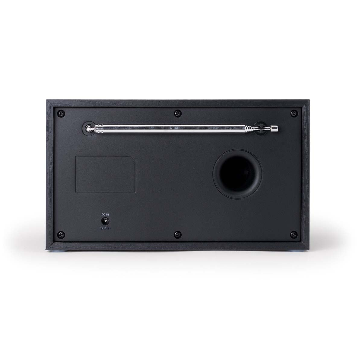 Vista posteriore di una radio nera con antenna argentata estensibile, ingresso DC, vano batterie e porta per altoparlante.