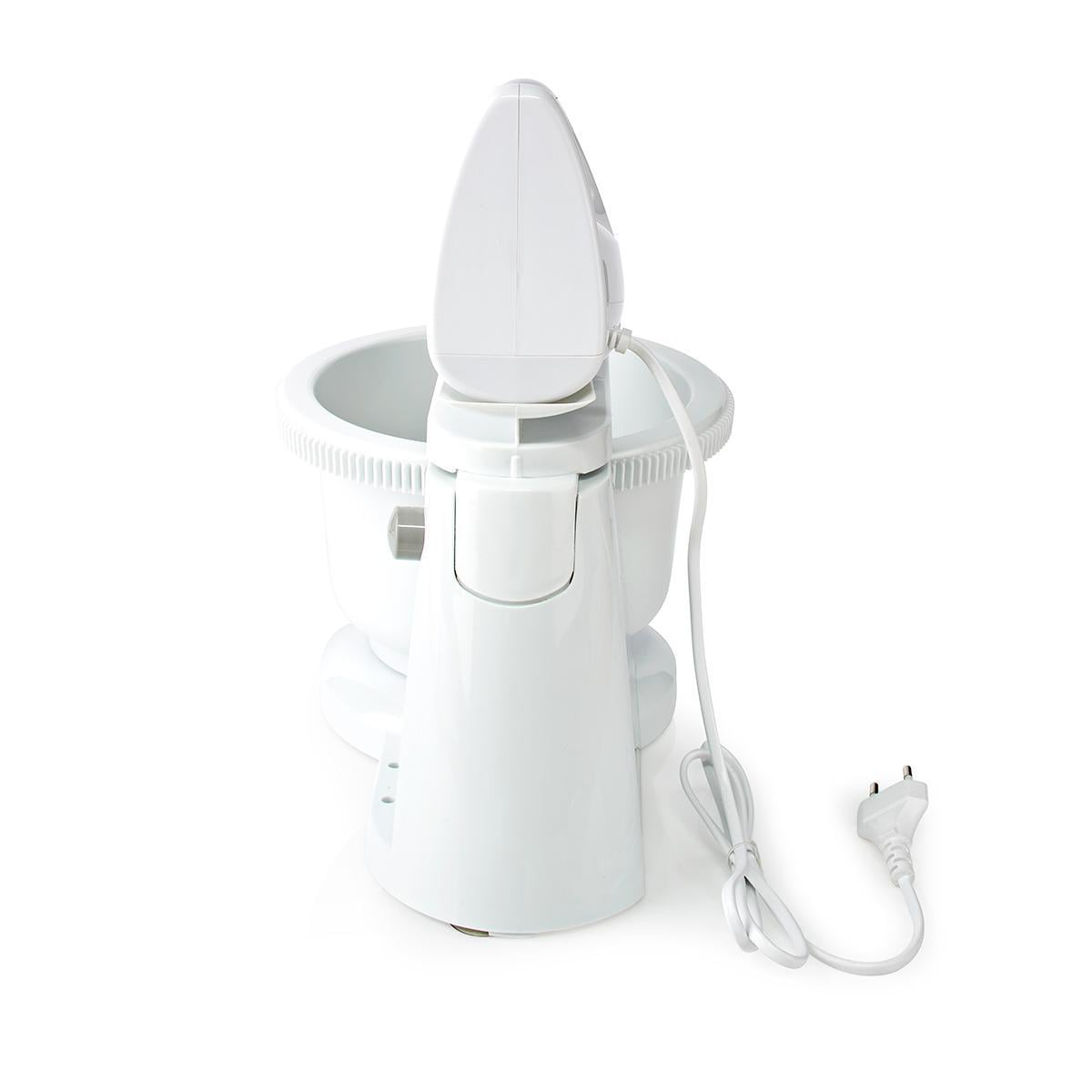Un mixer da cucina bianco con ciotola e cavo di alimentazione su sfondo bianco.