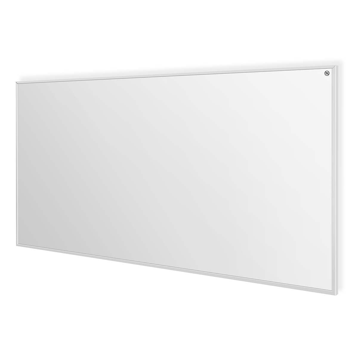 Un pannello riscaldante a infrarossi bianco e piatto con una cornice sottile montato su una parete bianca.
