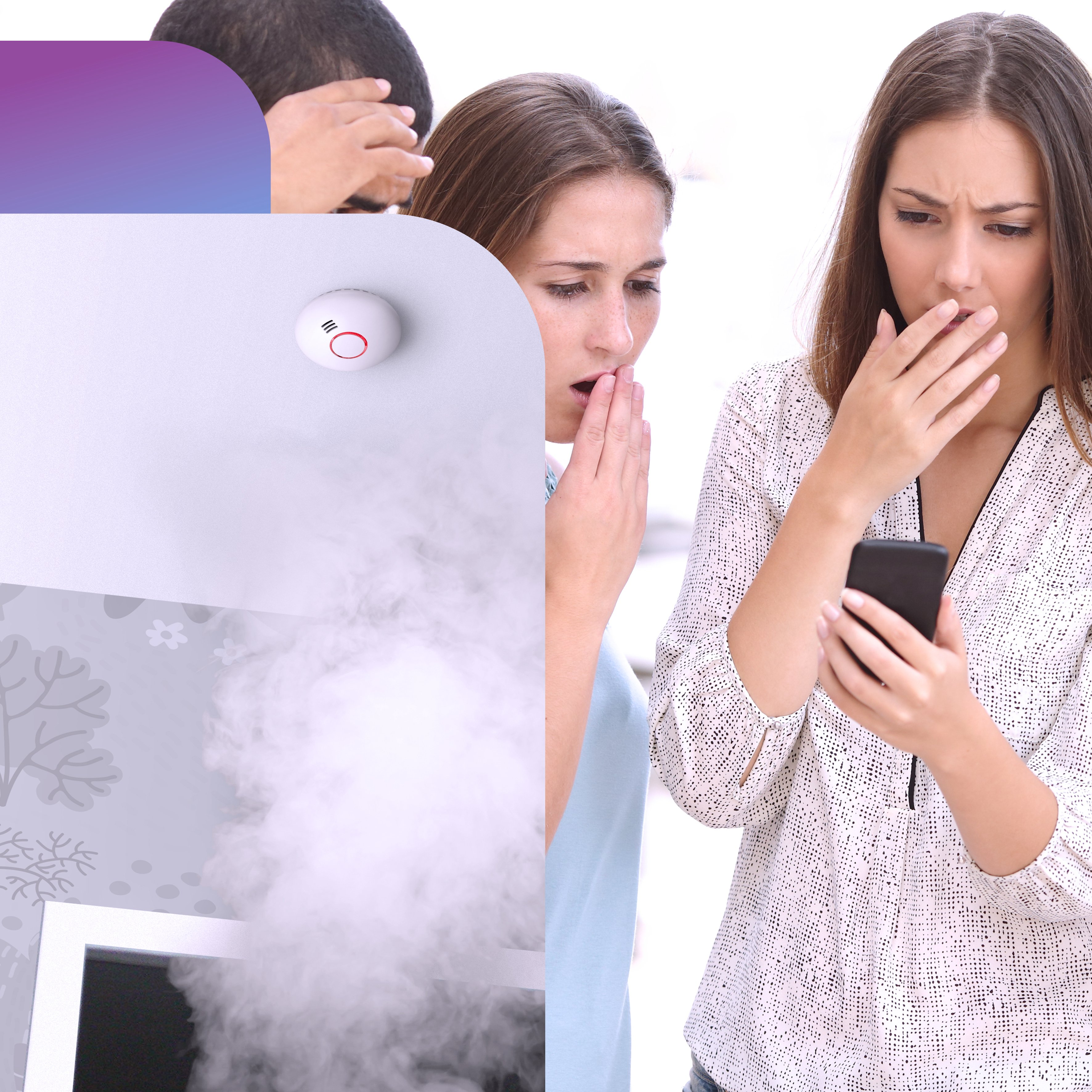 Drei besorgte Personen blicken auf ein Smartphone neben einer rauchenden Küche.