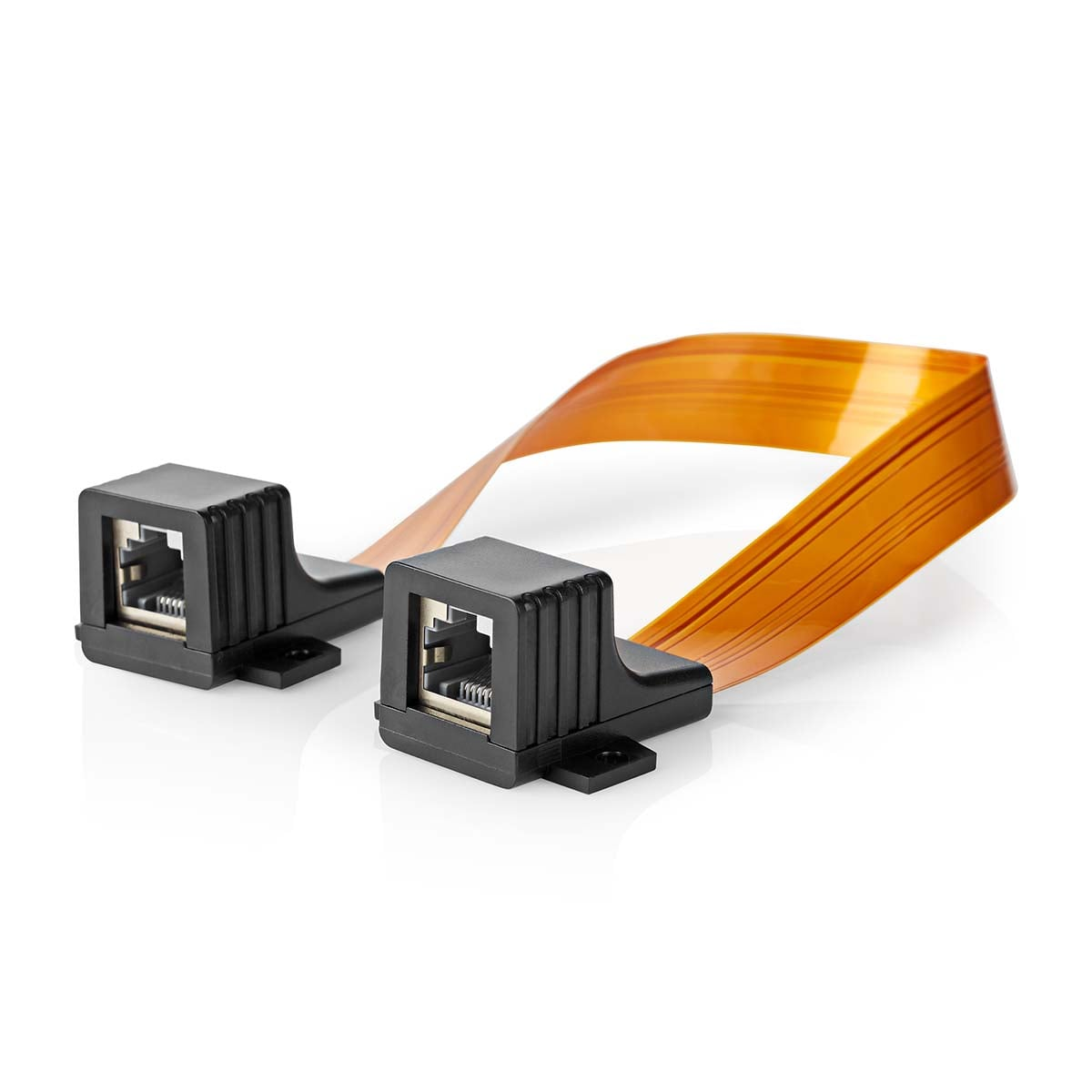 Un cavo a nastro arancione collega due porte Ethernet nere su sfondo bianco.