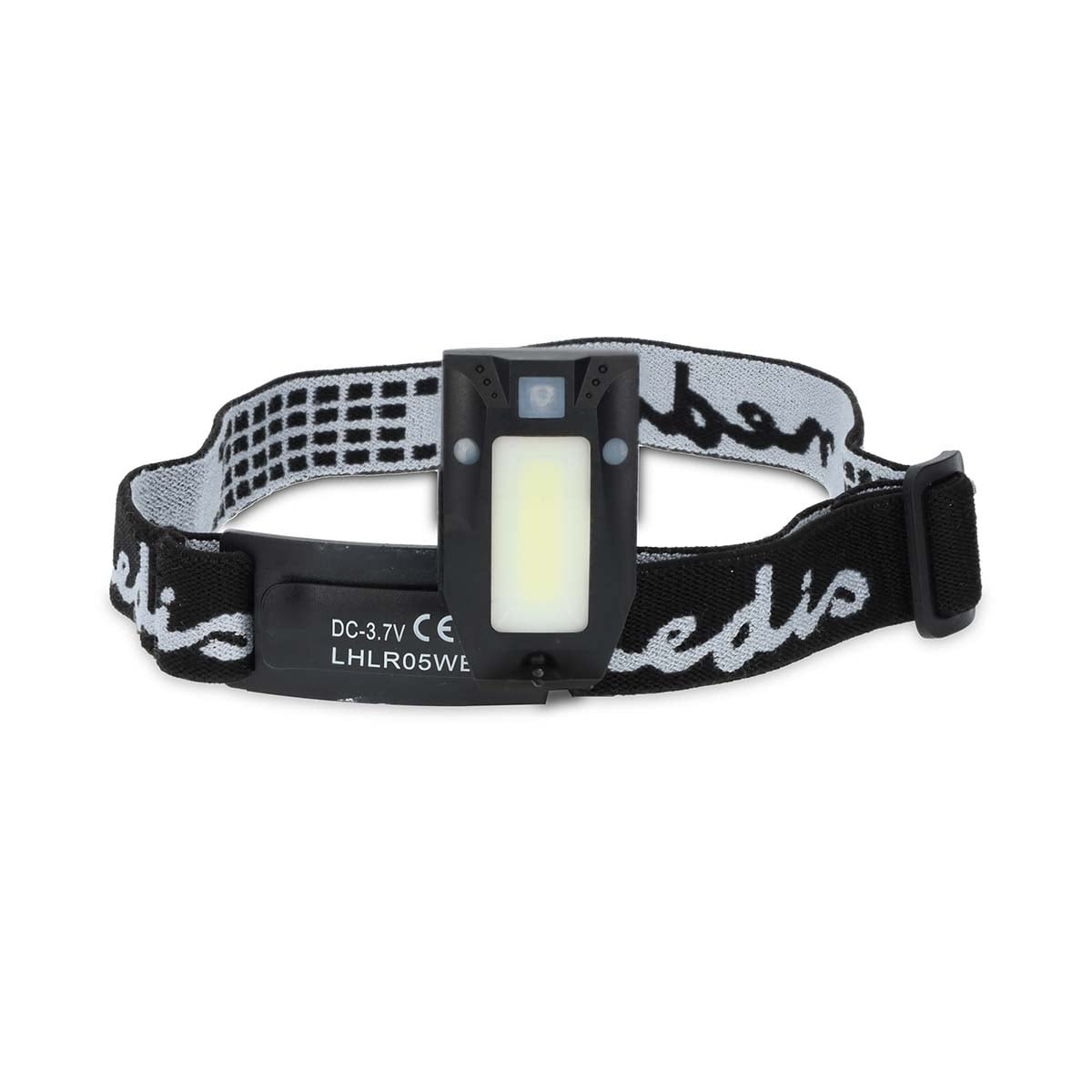 Una lampada frontale nera con fascia elastica a motivi bianchi e dati tecnici stampati sul davanti su fondo bianco.