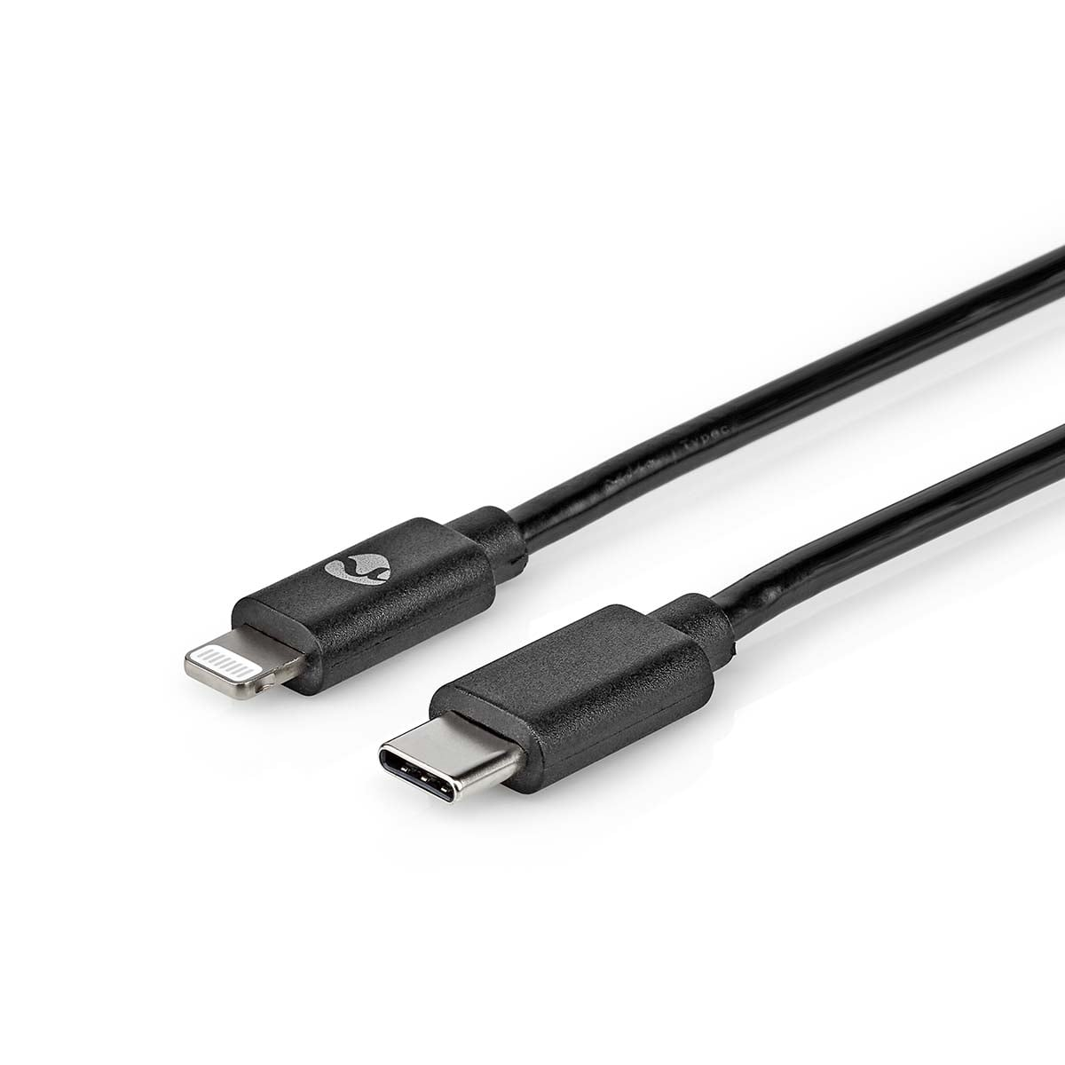 Un cavo di ricarica nero con un connettore Lightning e un connettore USB-C su sfondo bianco.