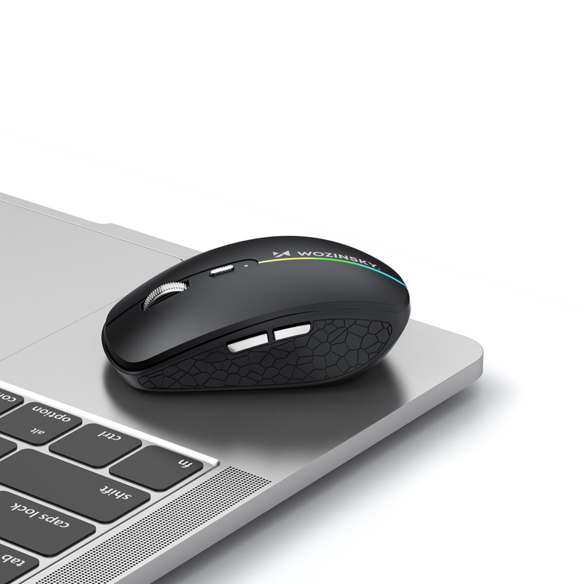 Un mouse wireless nero con pulsanti laterali e striscia luminosa poggia sul corpo argentato di un laptop.