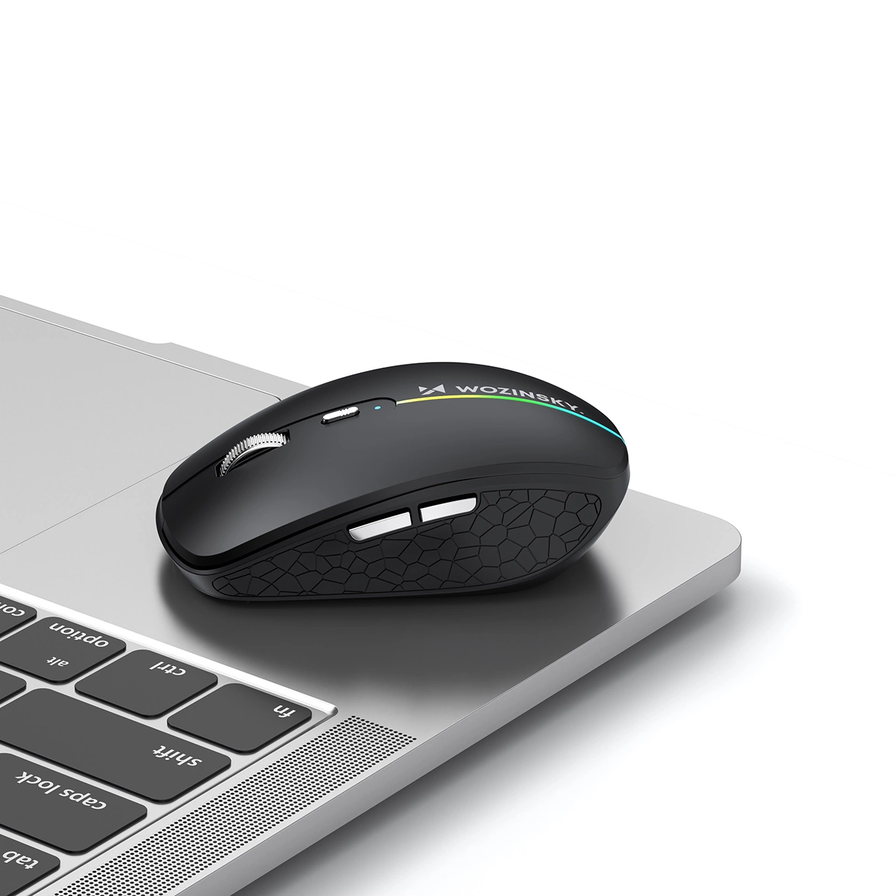 Un mouse wireless nero con impugnature laterali si trova su un laptop argentato.
