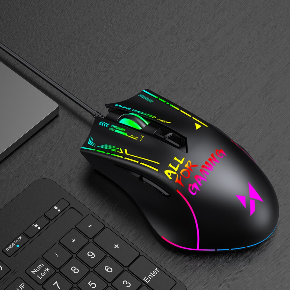 Eine schwarze kabelgebundene Gaming-Maus mit bunter RGB-Beleuchtung auf einem dunklen Tisch neben einer Tastatur.