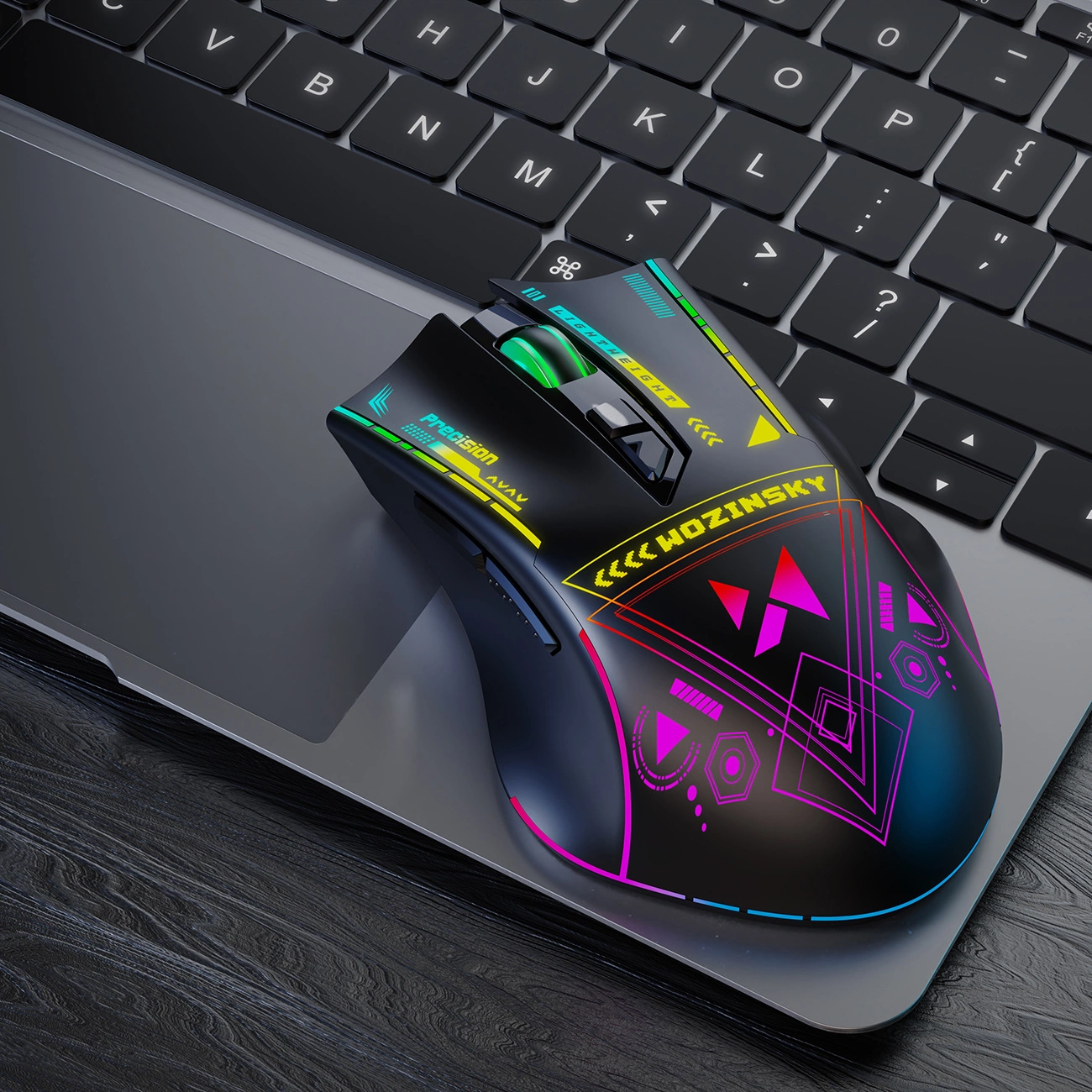 Un mouse da gioco nero con luci colorate e testo si trova su un laptop vicino alla tastiera.