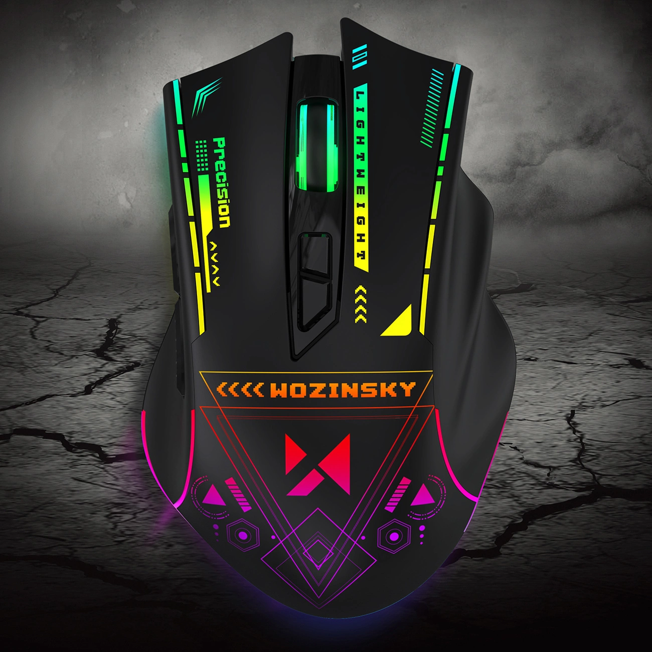 Mouse da gioco nero con luci e motivi colorati su uno sfondo scuro e screpolato.