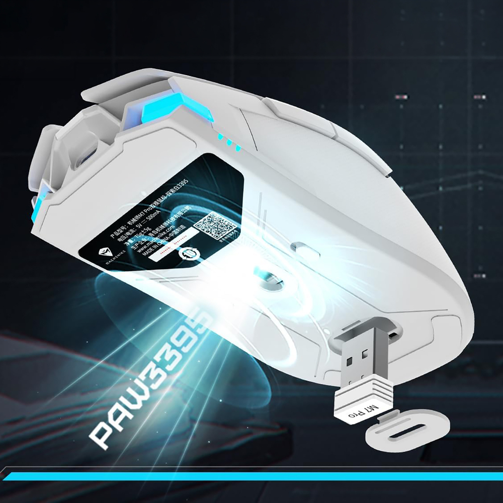 Parte inferiore di un mouse da gioco bianco con ricevitore USB integrato, LED blu e la scritta PAW3395.