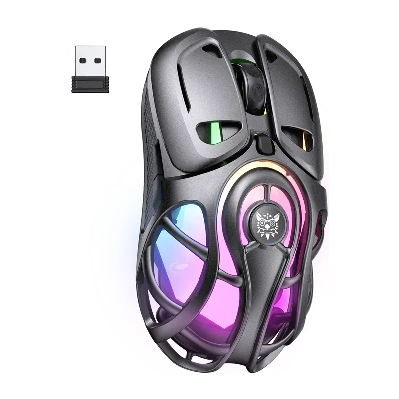 Un mouse da gioco nero con illuminazione RGB e un ricevitore USB su sfondo bianco.