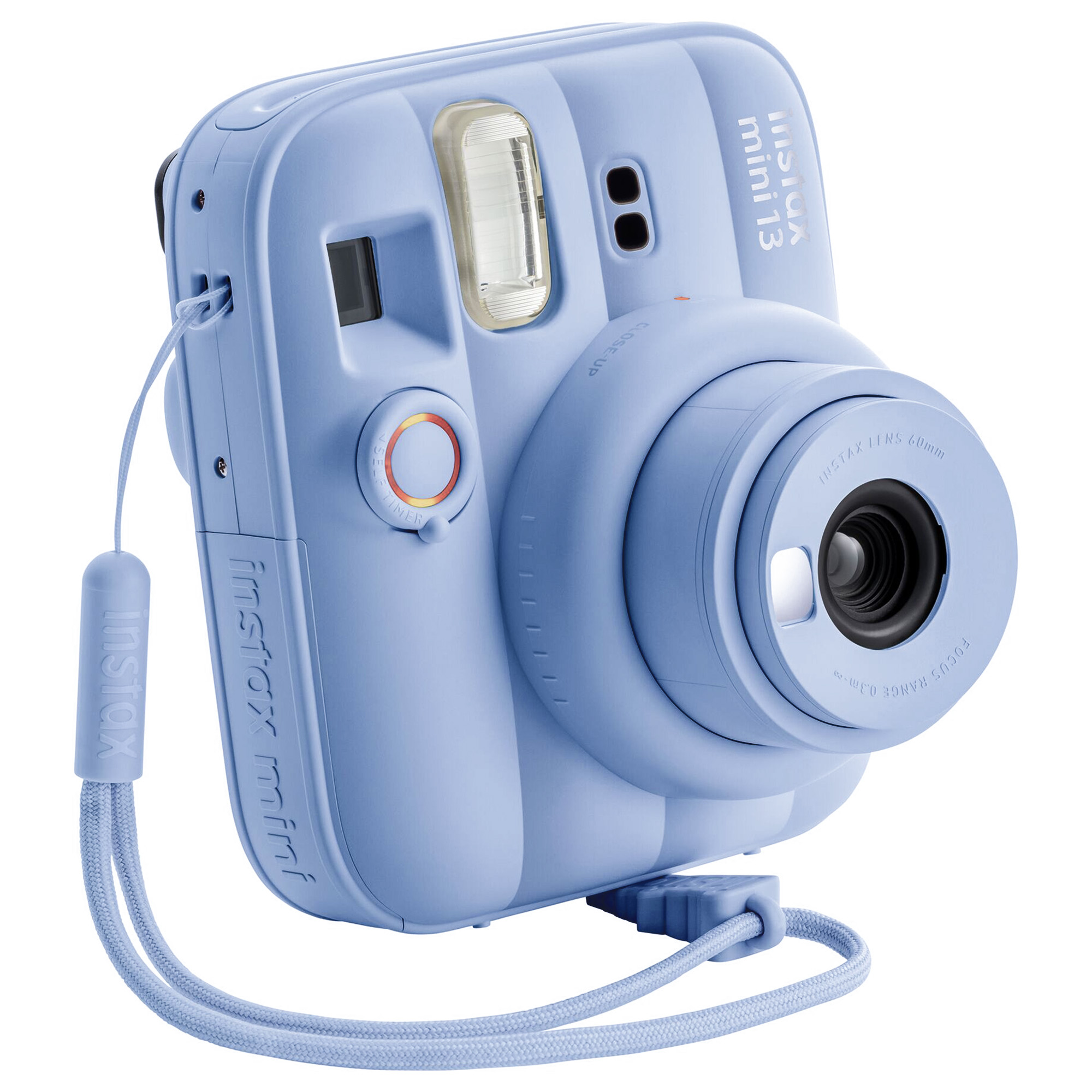 Uzatılmış lens, flaş ve uyumlu el kayışına sahip açık mavi bir Instax Mini anlık kamera.