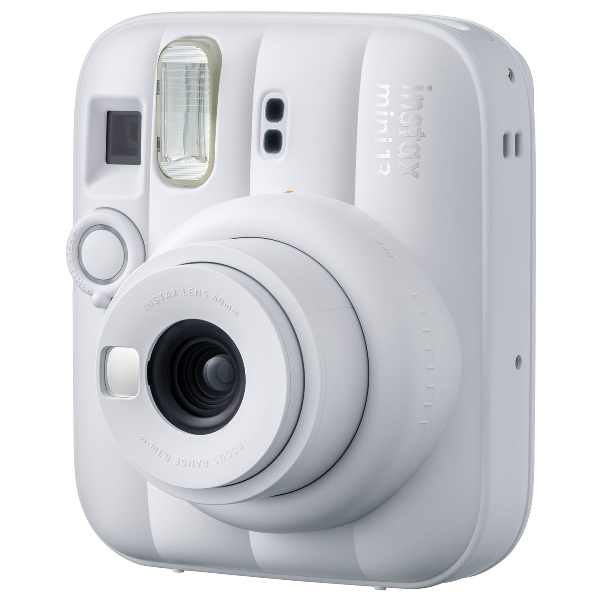 Beyaz arka planda belirgin lens ve flaşa sahip beyaz Fujifilm Instax Mini anlık kamera.