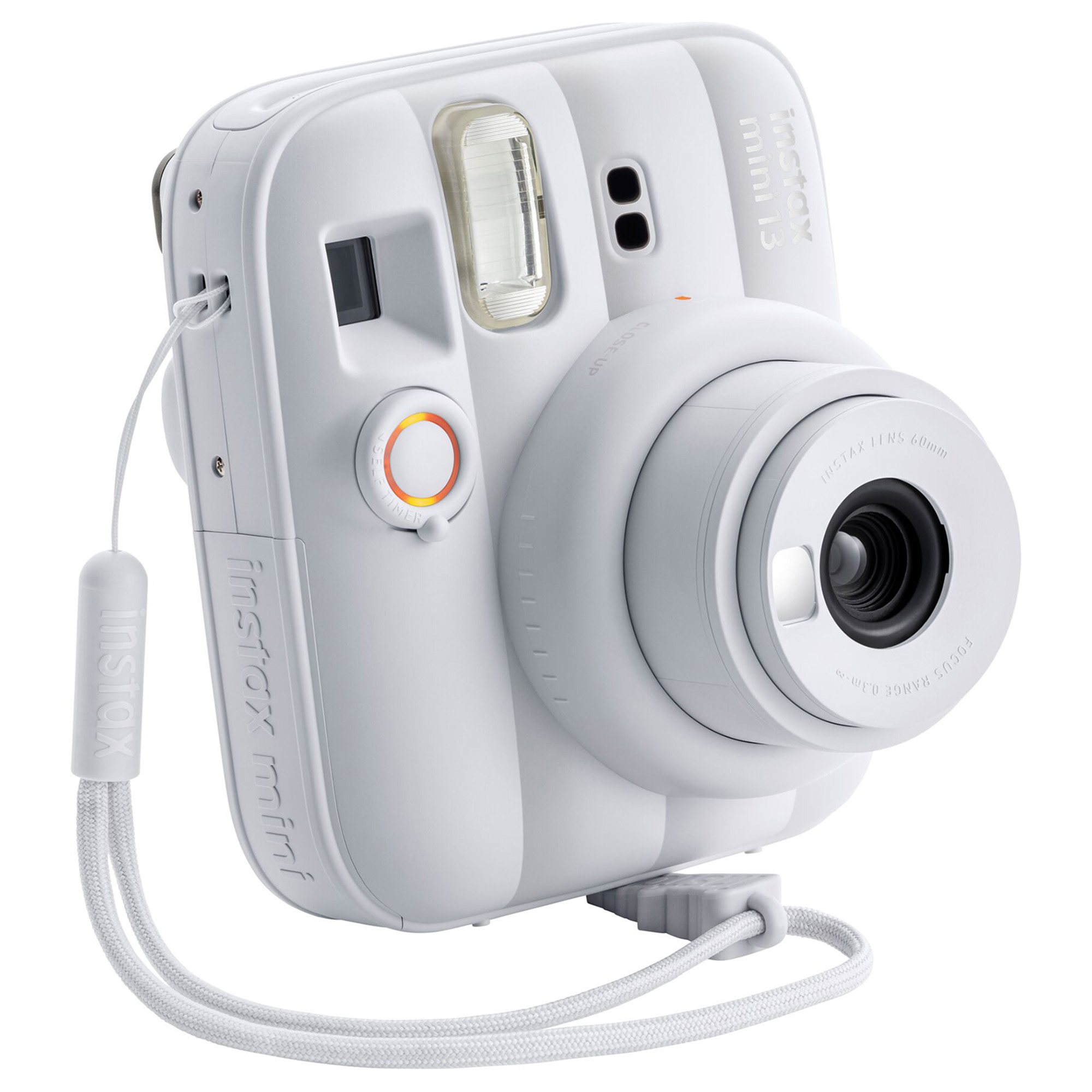 Beyaz arkaplanda uyumlu beyaz bilek kayışına sahip beyaz bir Instax Mini 12 anlık kamera.