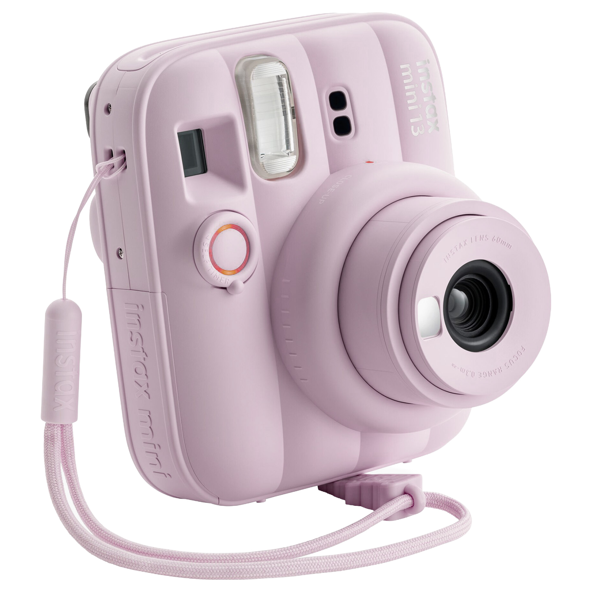 Beyaz arka planda uyumlu askısı, lensi ve flaşı olan pastel pembe bir Instax Mini anlık kamera.