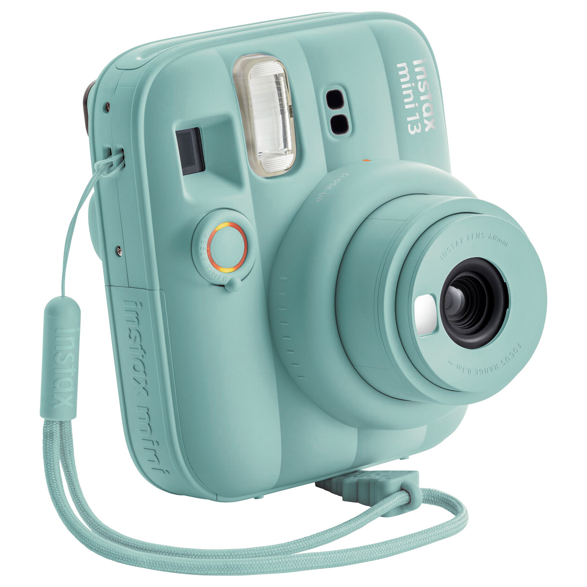 Beyaz arka planda uyumlu el kayışına sahip açık mavi Instax Mini anlık kamera.