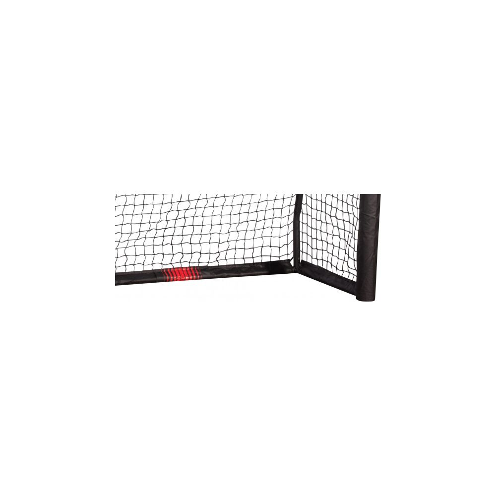 Nahaufnahme der schwarzen Ecke eines Fußballtors mit Netzen und roten Akzenten.