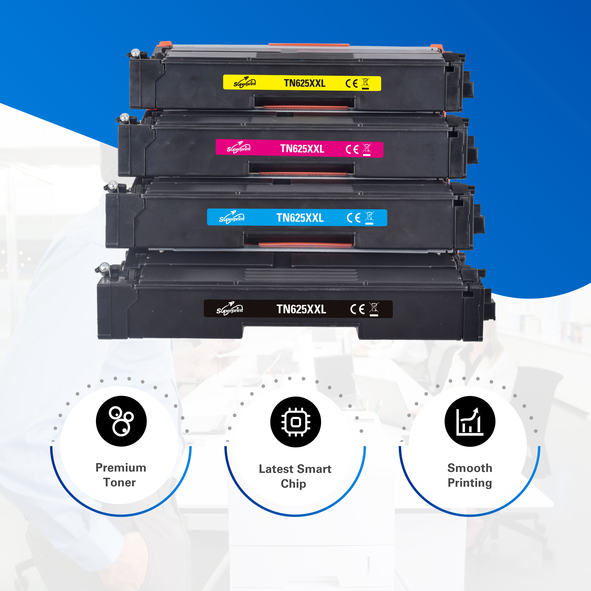 Quattro cartucce di toner per stampante impilate in giallo, magenta, ciano e nero su sfondo blu e da ufficio.