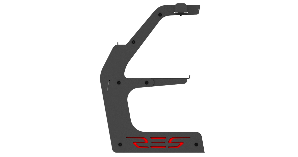 Un supporto per cuffie metallico nero con illuminazione rossa e il logo RS in basso su uno sfondo nero.