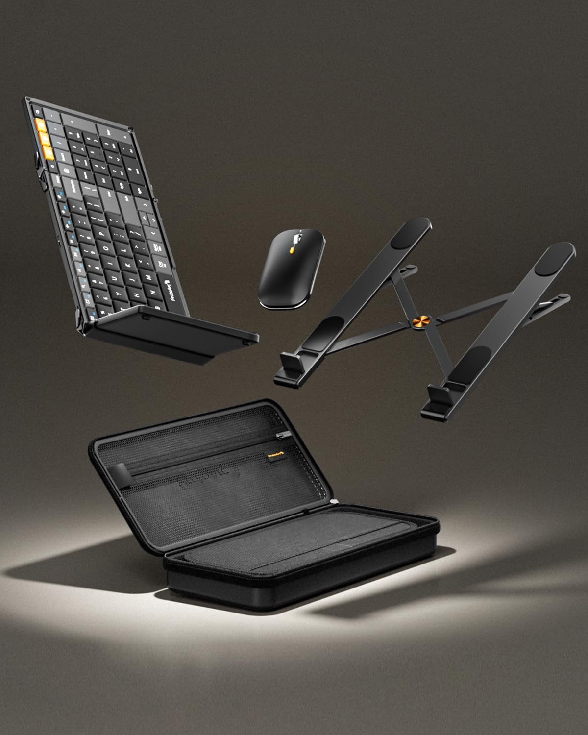 Tastiera, mouse e supporto per laptop neri fluttuano sopra una custodia aperta su sfondo scuro.
