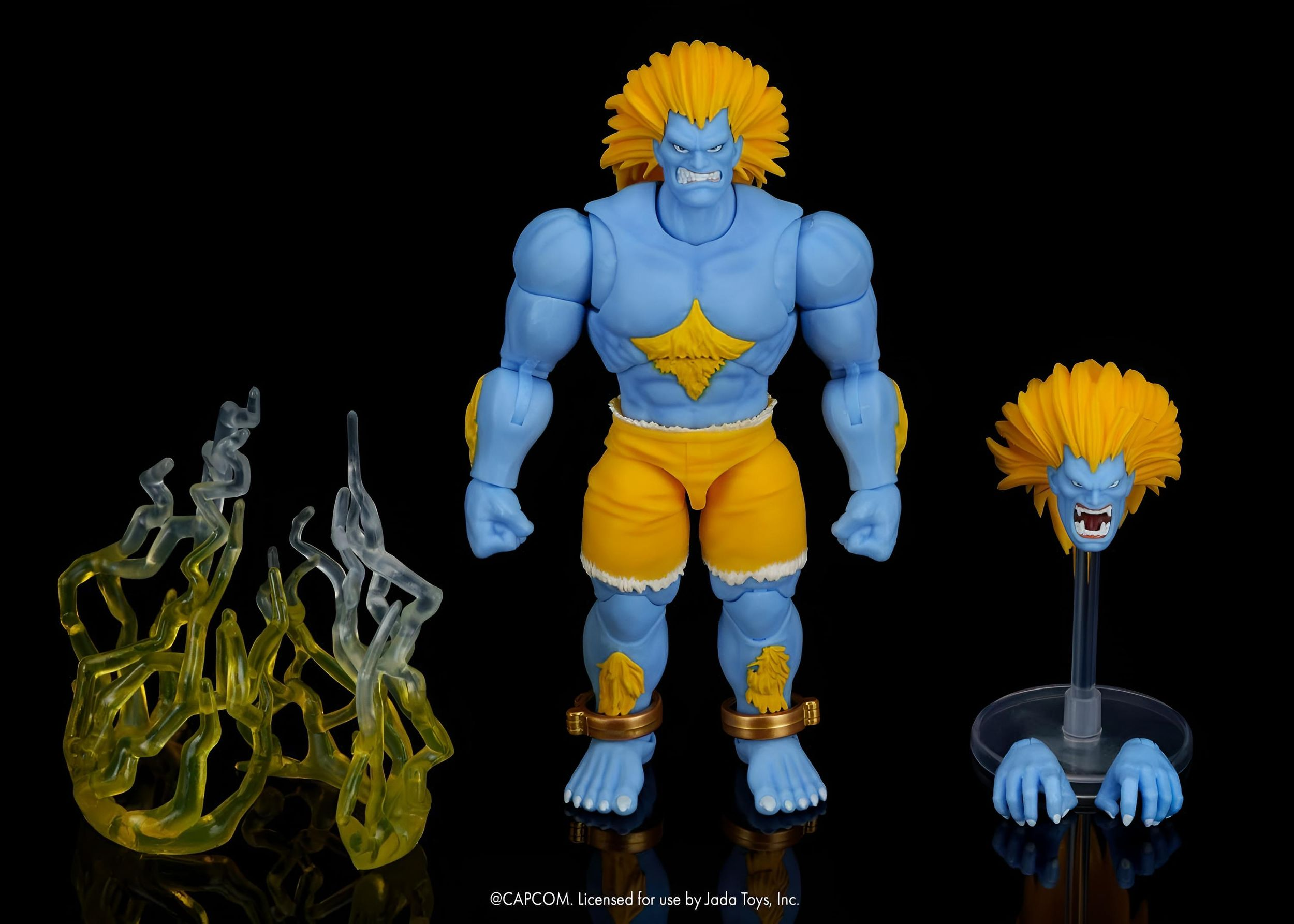 Blanka Actionfigur mit gelben Haaren, blauer Haut, orangen Shorts, Elektrizitätseffekten und Ersatzkopf.