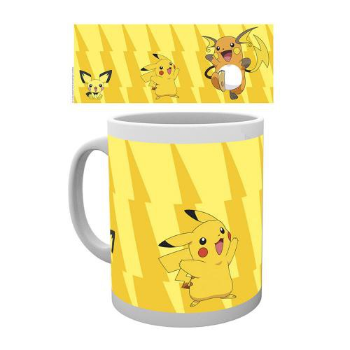 Eine weiße Tasse mit gelbem Blitzmuster und Pikachu-Design, oben ist die Entwicklung zu Raichu zu sehen.