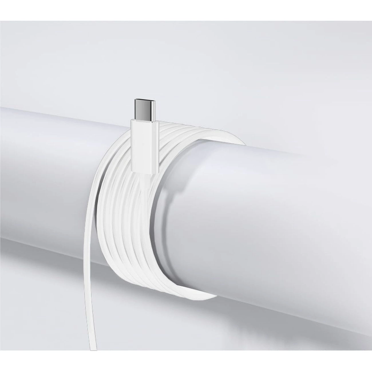 Un cavo USB-C bianco è avvolto ordinatamente attorno a un cilindro su sfondo grigio.