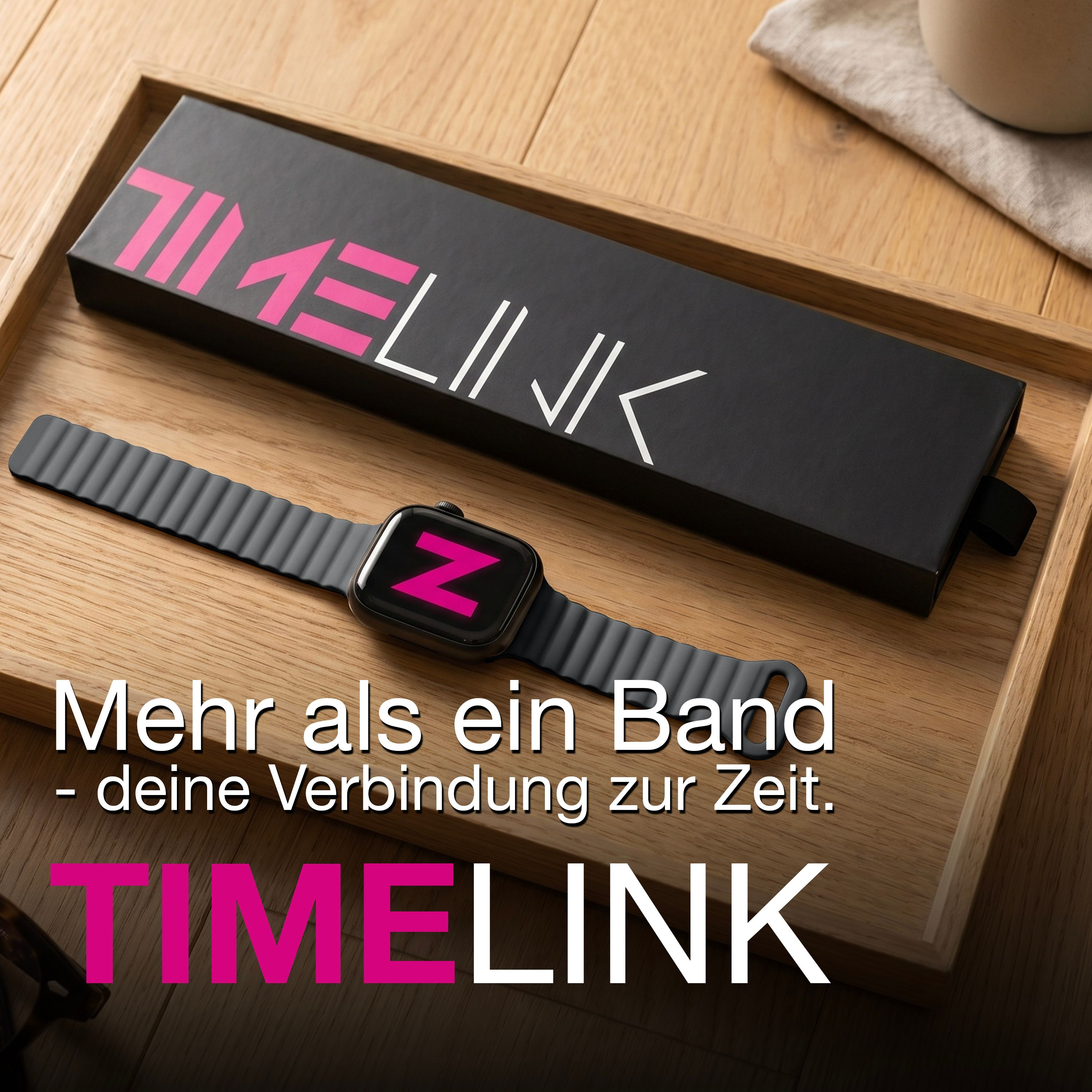 Eine schwarze Smartwatch mit gerilltem Armband und eine Box mit Timelink-Logo auf einem Holztablett.
