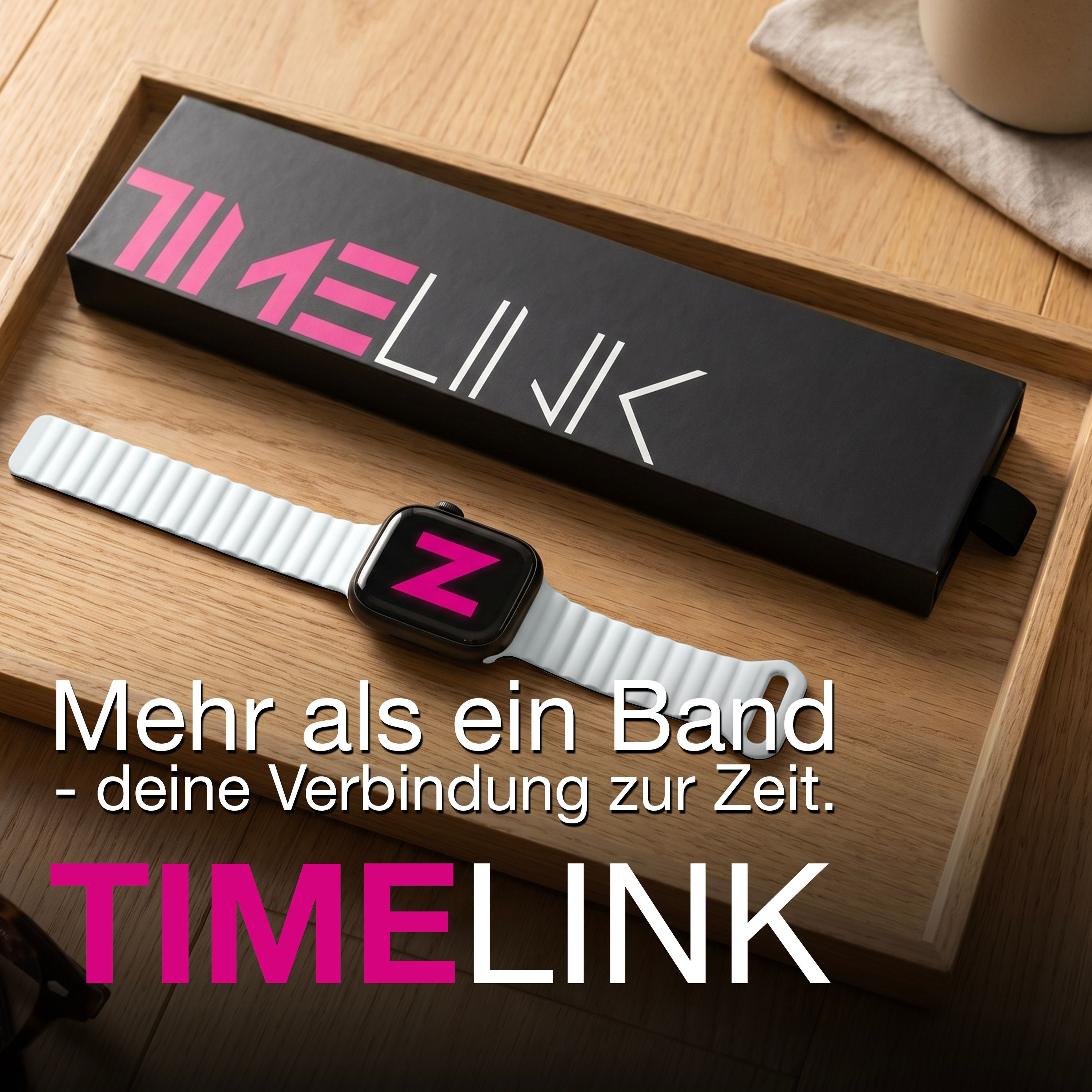 Eine weiße Smartwatch und eine schwarze TIMELINK-Schachtel liegen auf einer Holzablage mit Werbetext.
