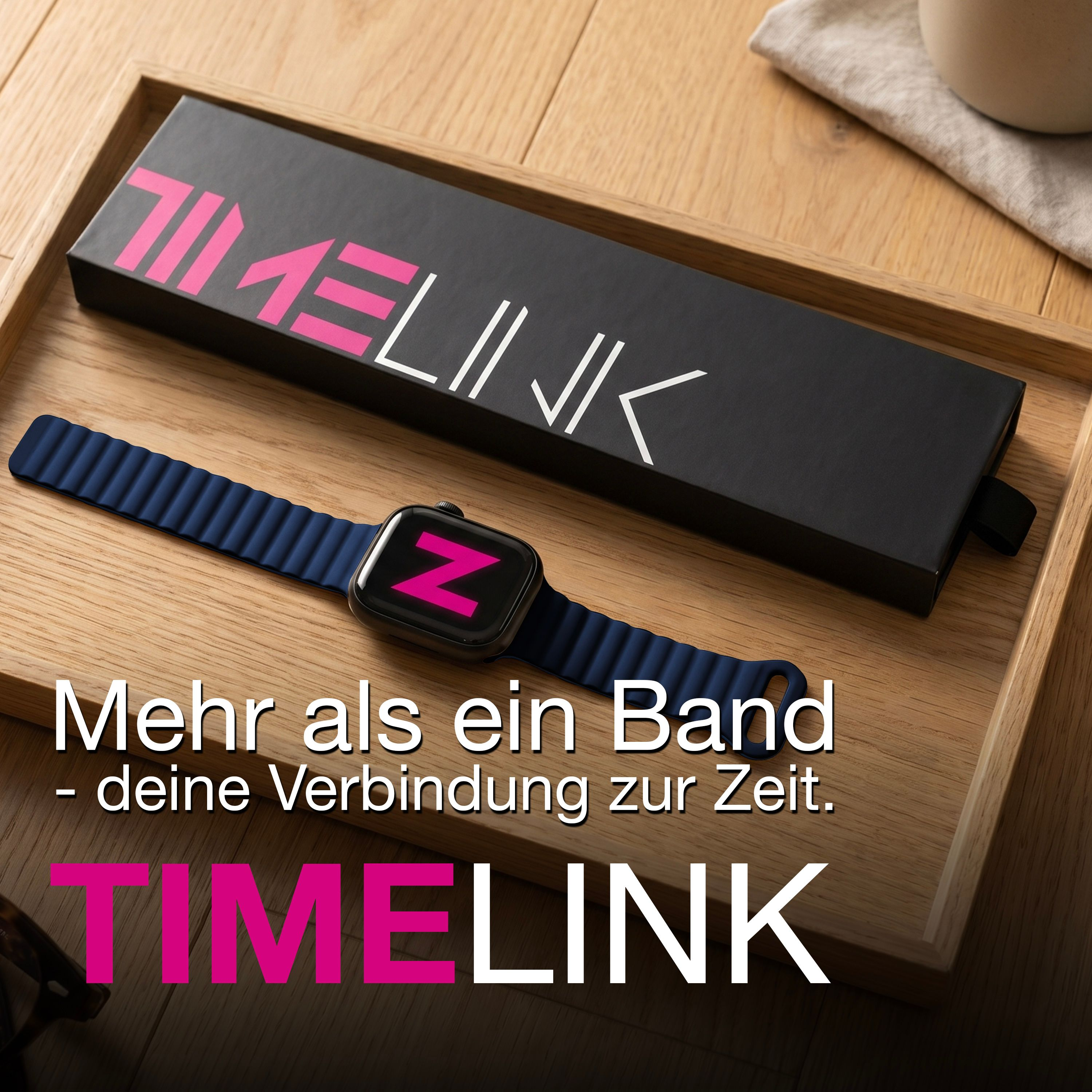 Eine blaue Smartwatch und eine schwarze TIMELINK-Schachtel auf einem Holztablett.