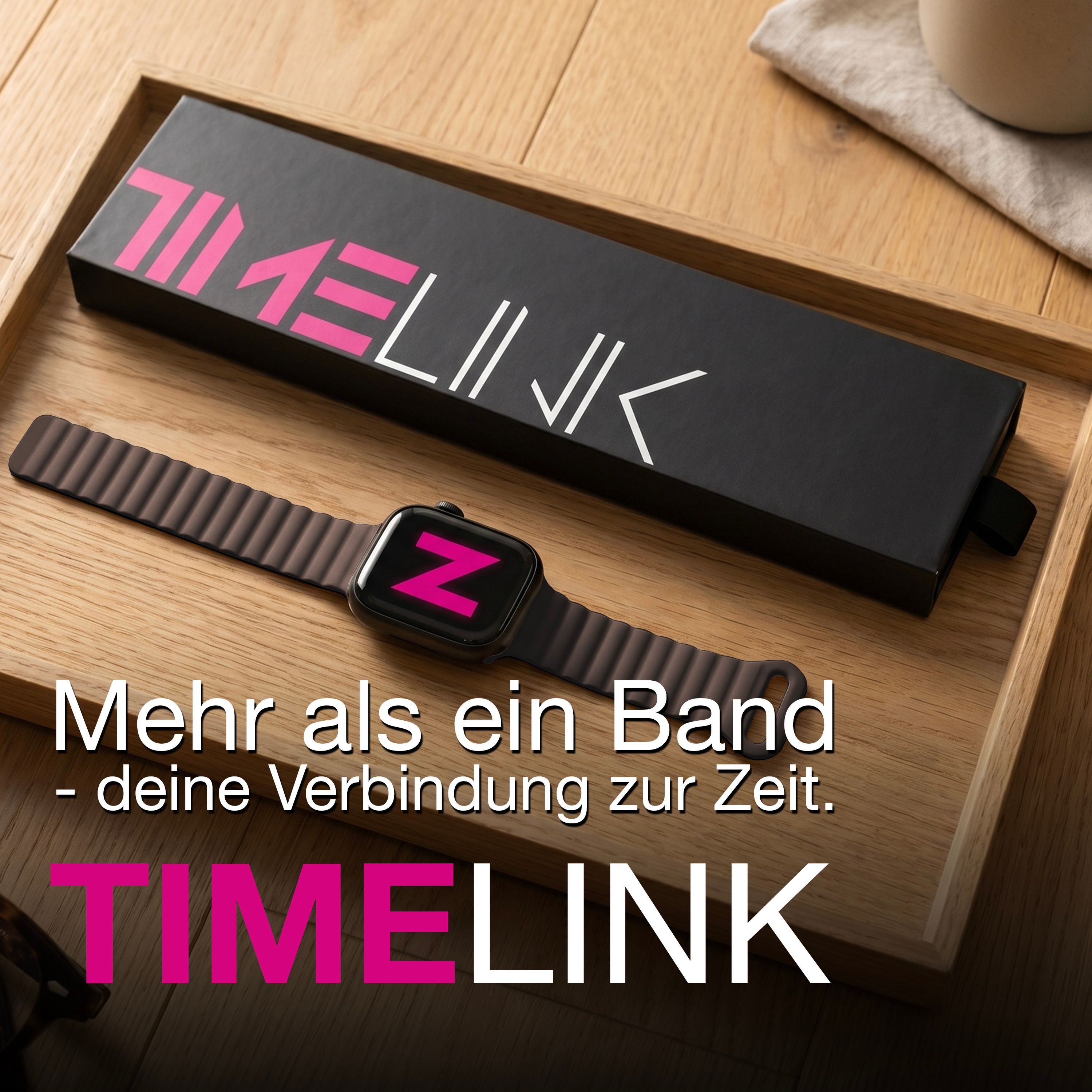 Eine Smartwatch mit Riemen und schwarzer Verpackungsbox auf einem Holztablett, begleitet von deutschem Werbetext.