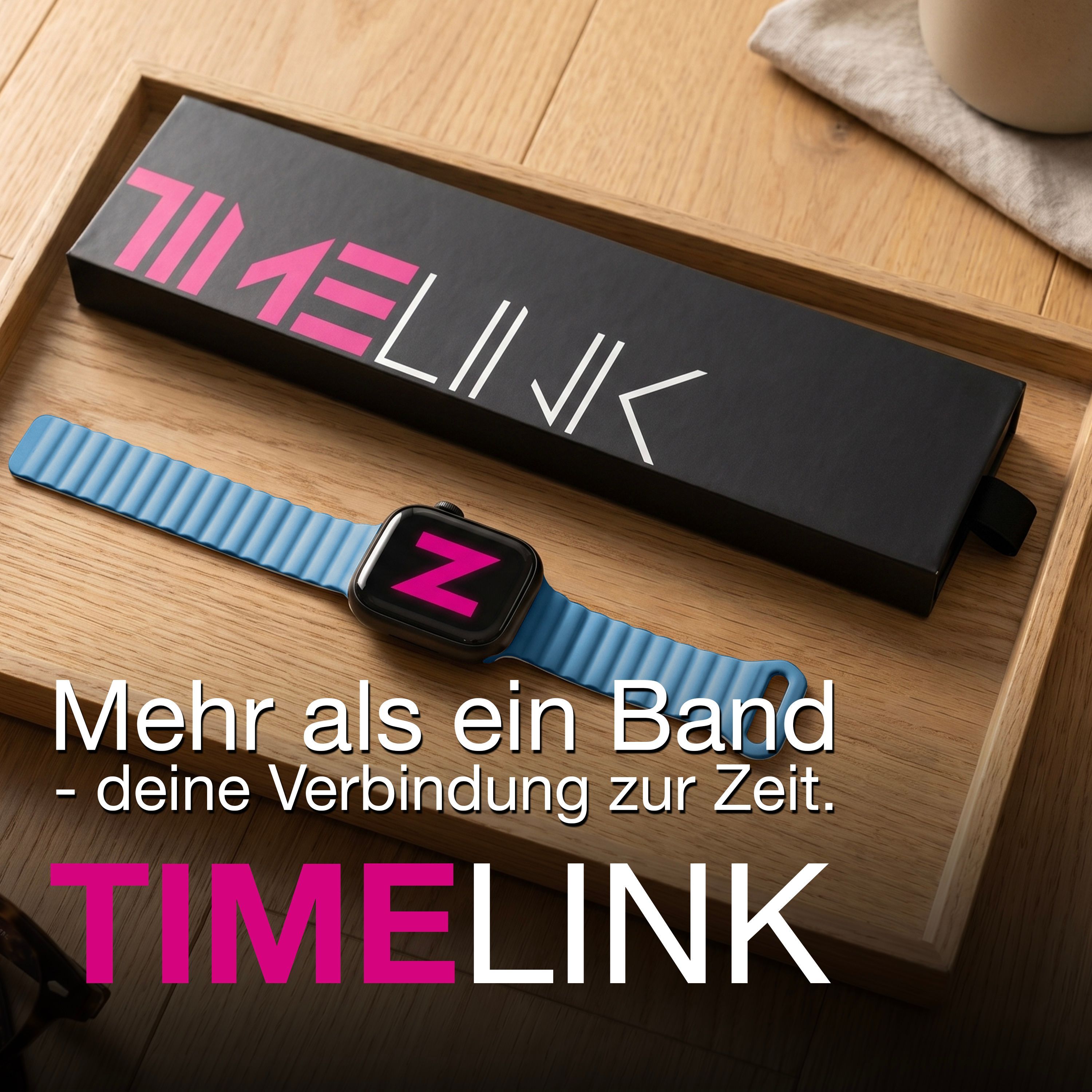 Eine Smartwatch mit blauem Armband und eine schwarze TIMELINK-Schachtel auf einem Holztablett mit Text.