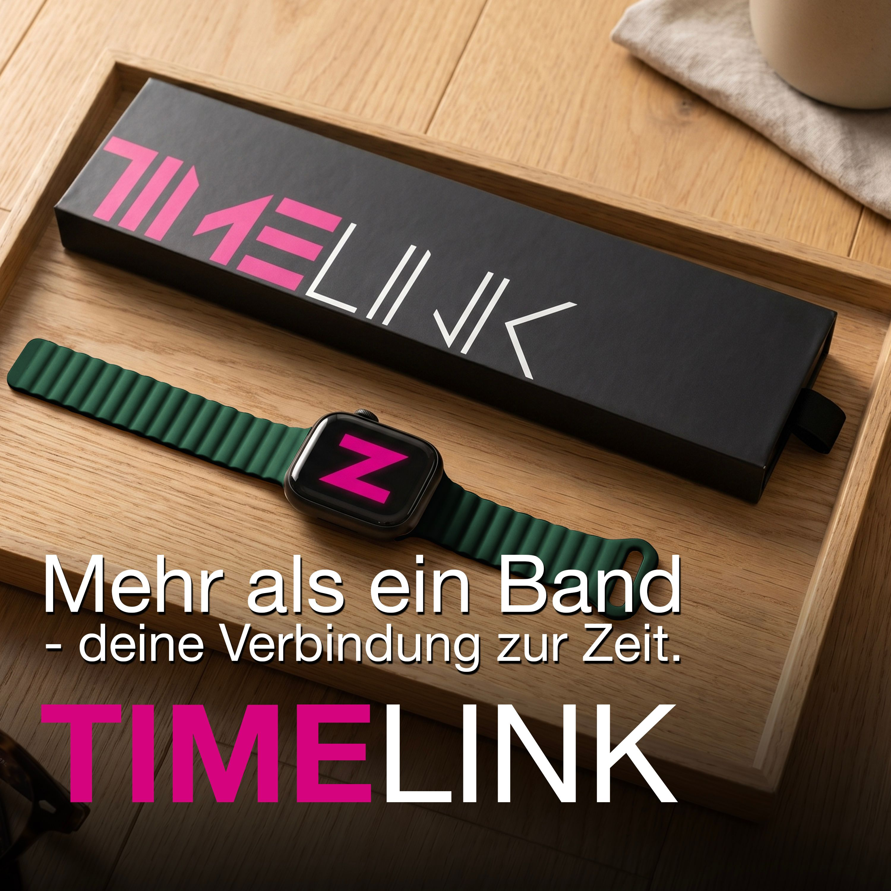 Eine Smartwatch mit grünem Armband liegt mit schwarzer Box auf einer Holzablage. Text: Mehr als ein Band - TIMELINK.