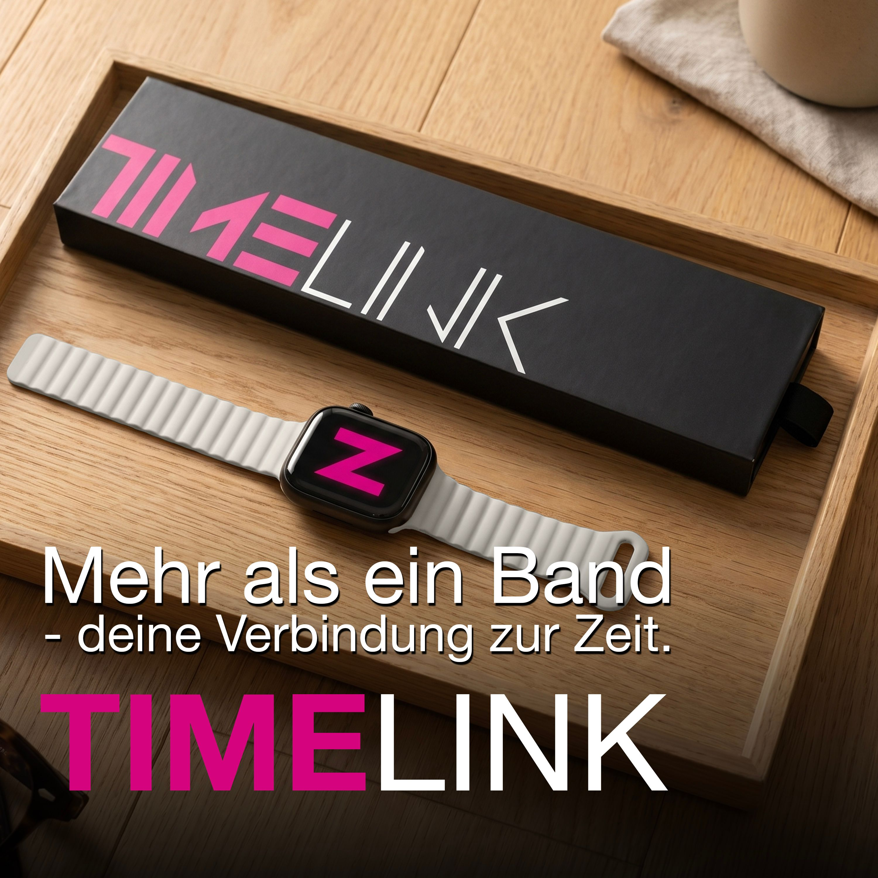 Eine Smartwatch mit weißem Armband und schwarzer Box auf einem Holztisch mit Text.
