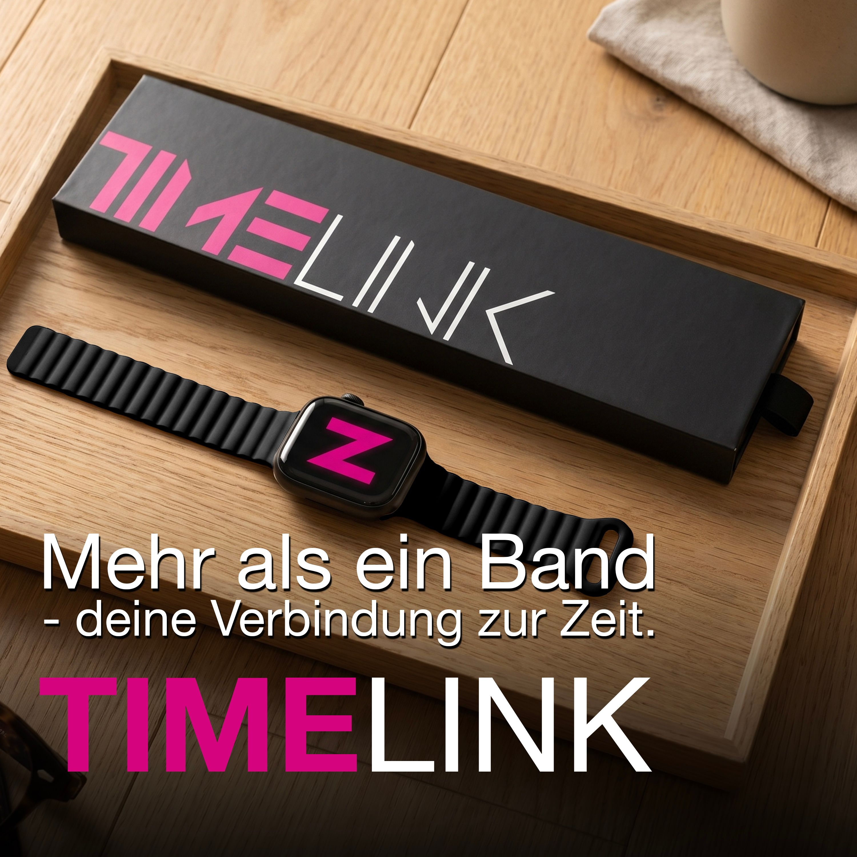 Eine schwarze Smartwatch mit strukturiertem Armband liegt auf einem Holztablett neben einer TIMELINK-Box.