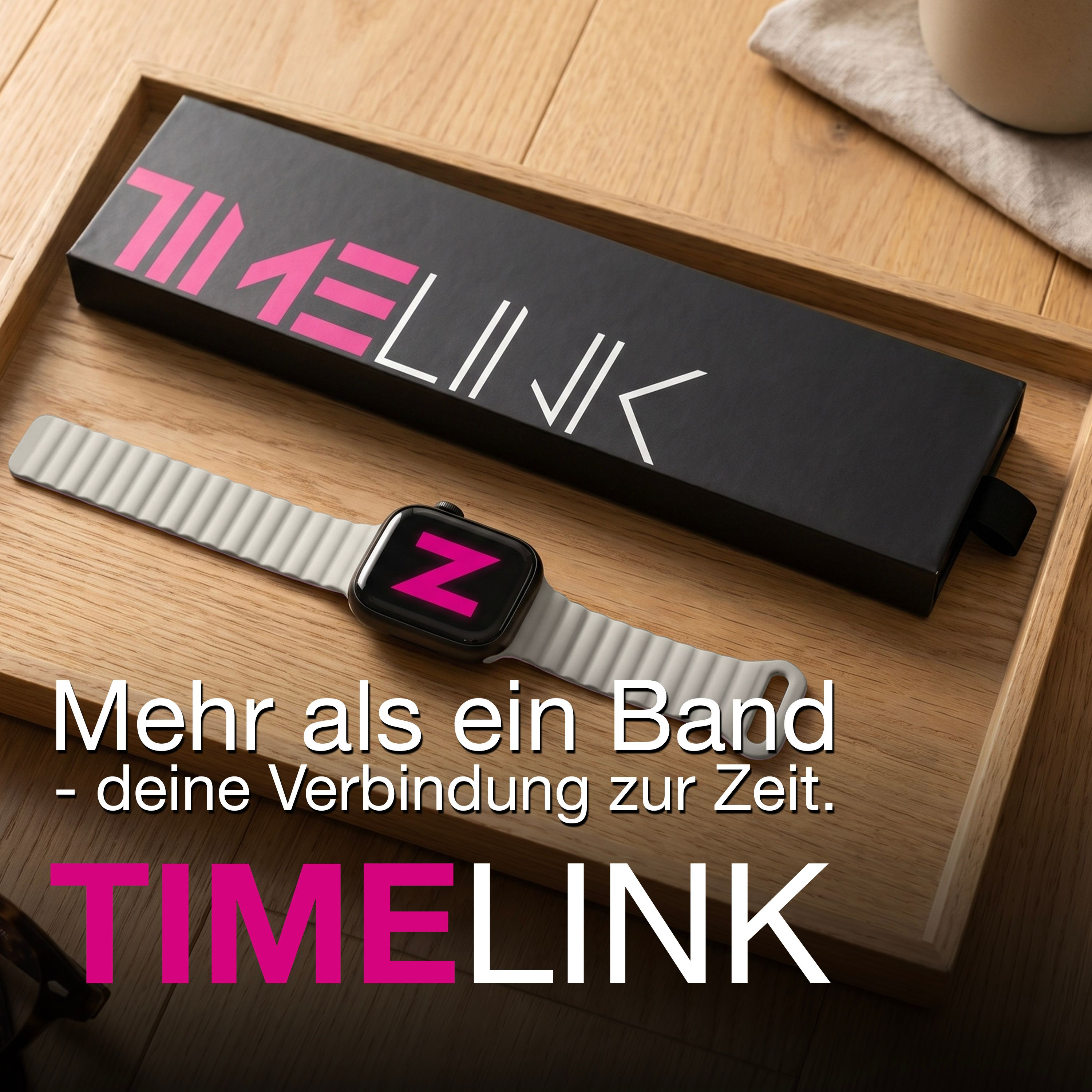 Eine Smartwatch mit grauem Armband und schwarzer Schachtel auf Holztablett mit Text.