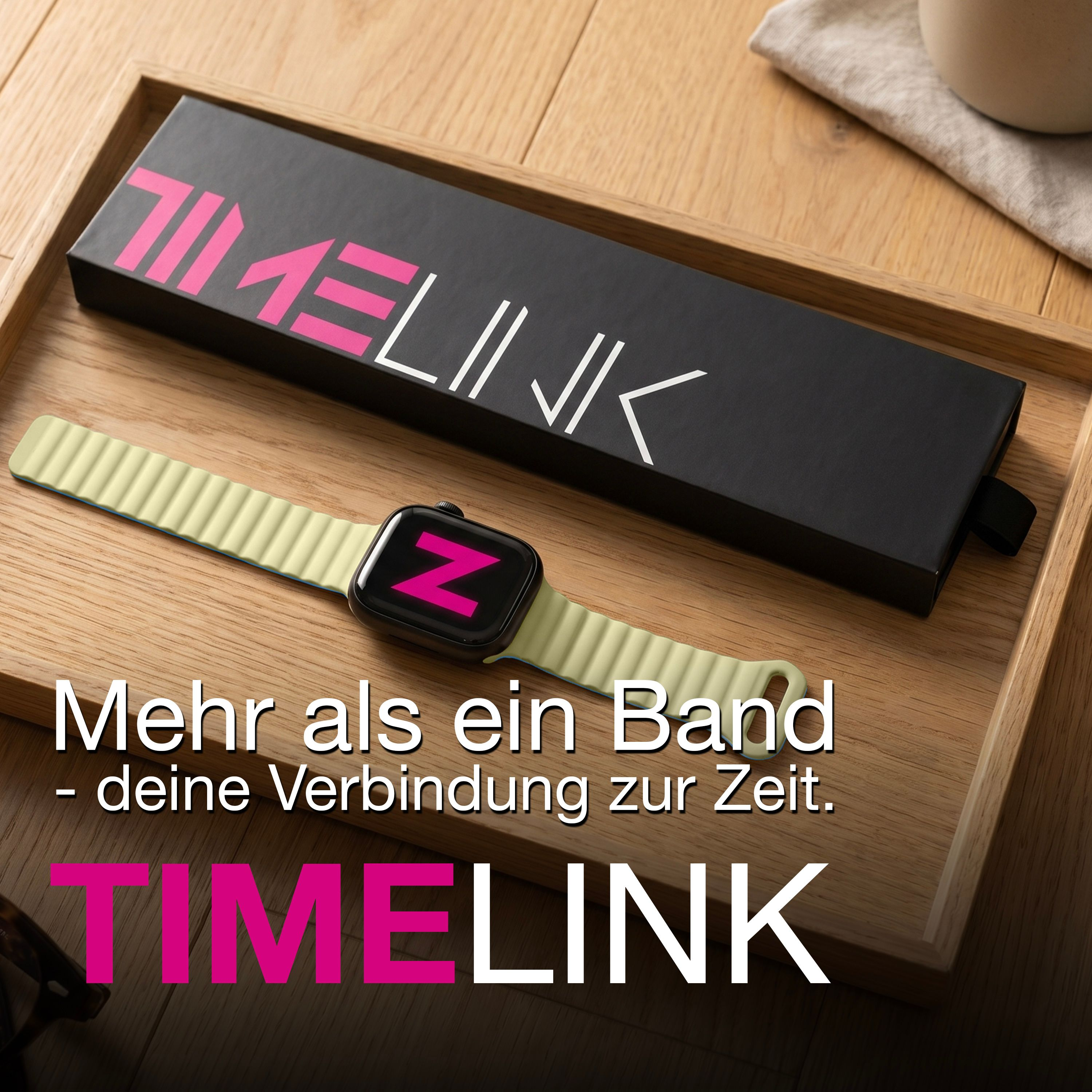 Eine Smartwatch mit gelbem Band und schwarzer Schachtel auf einer Holzablage mit Text.