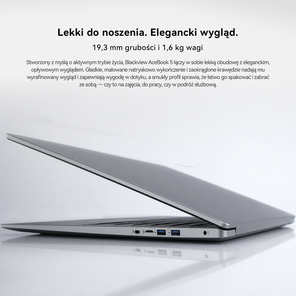 Srebrny laptop lekko otwarty na jasnej powierzchni z polskim tekstem reklamowym.
