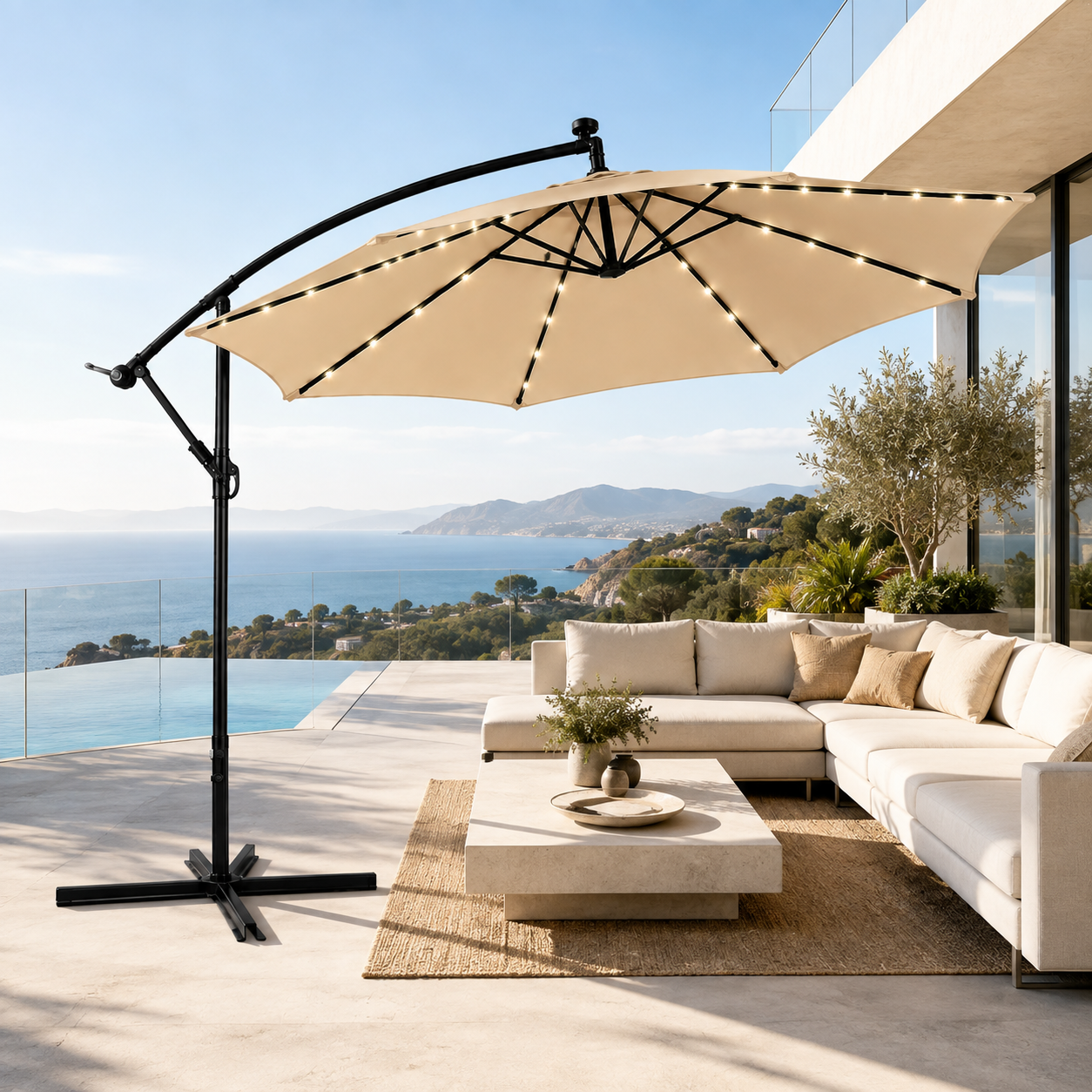 Sombrilla de patio voladiza beige con luces en terraza moderna con vista al mar.