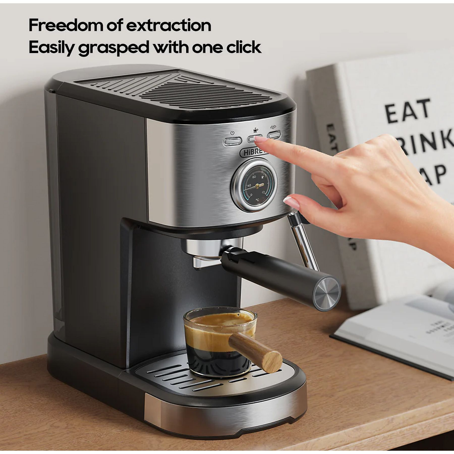 Eine Hand drückt den Knopf einer schwarz-silbernen Espressomaschine, die Kaffee in eine Tasse brüht.