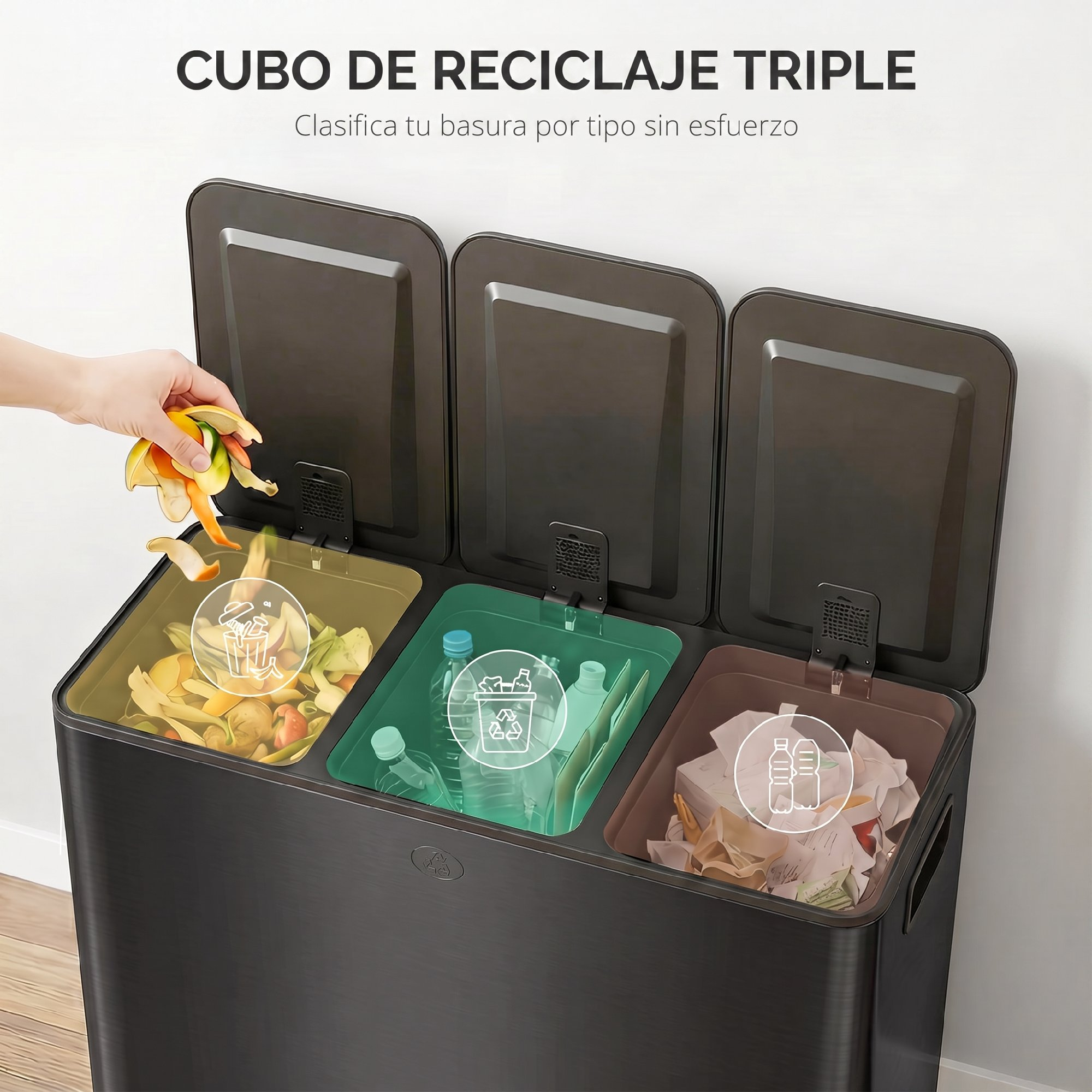Un cubo de reciclaje triple gris con tapas abiertas, separando residuos orgánicos, plástico y papel.