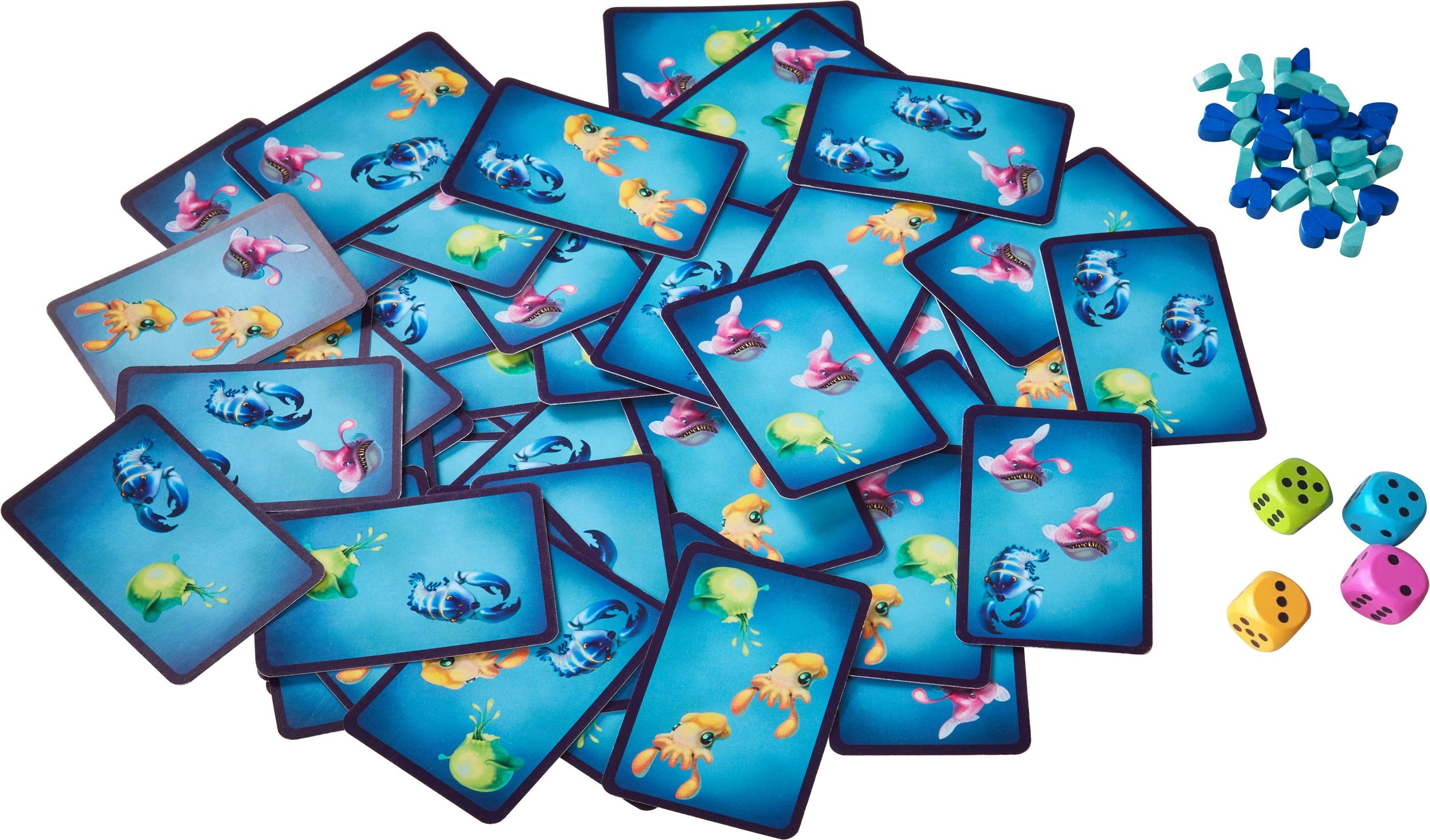 Spielkarten mit Unterwassermotiven, blaue und blaue Meereskreatur-Spielsteine sowie bunte Würfel.