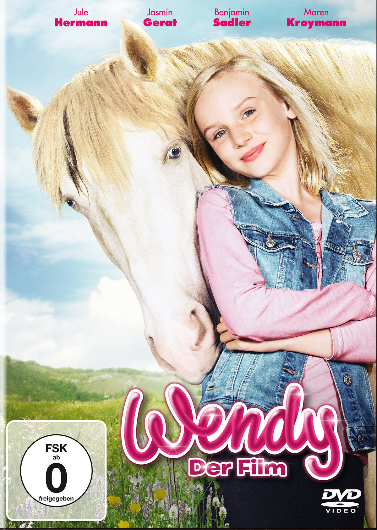 Ein blondes Mädchen posiert lächelnd neben einem weißen Pferd vor einer grünen Wiese mit blauerem Himmel.