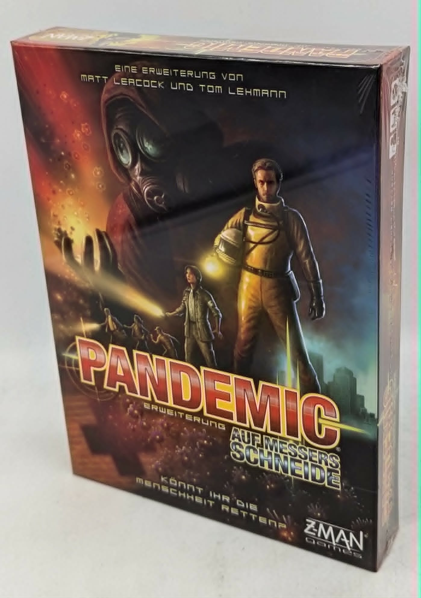 Pandemic Erweiterung Brettspiel Box mit Figuren in Schutzkleidung und Gasmaske.