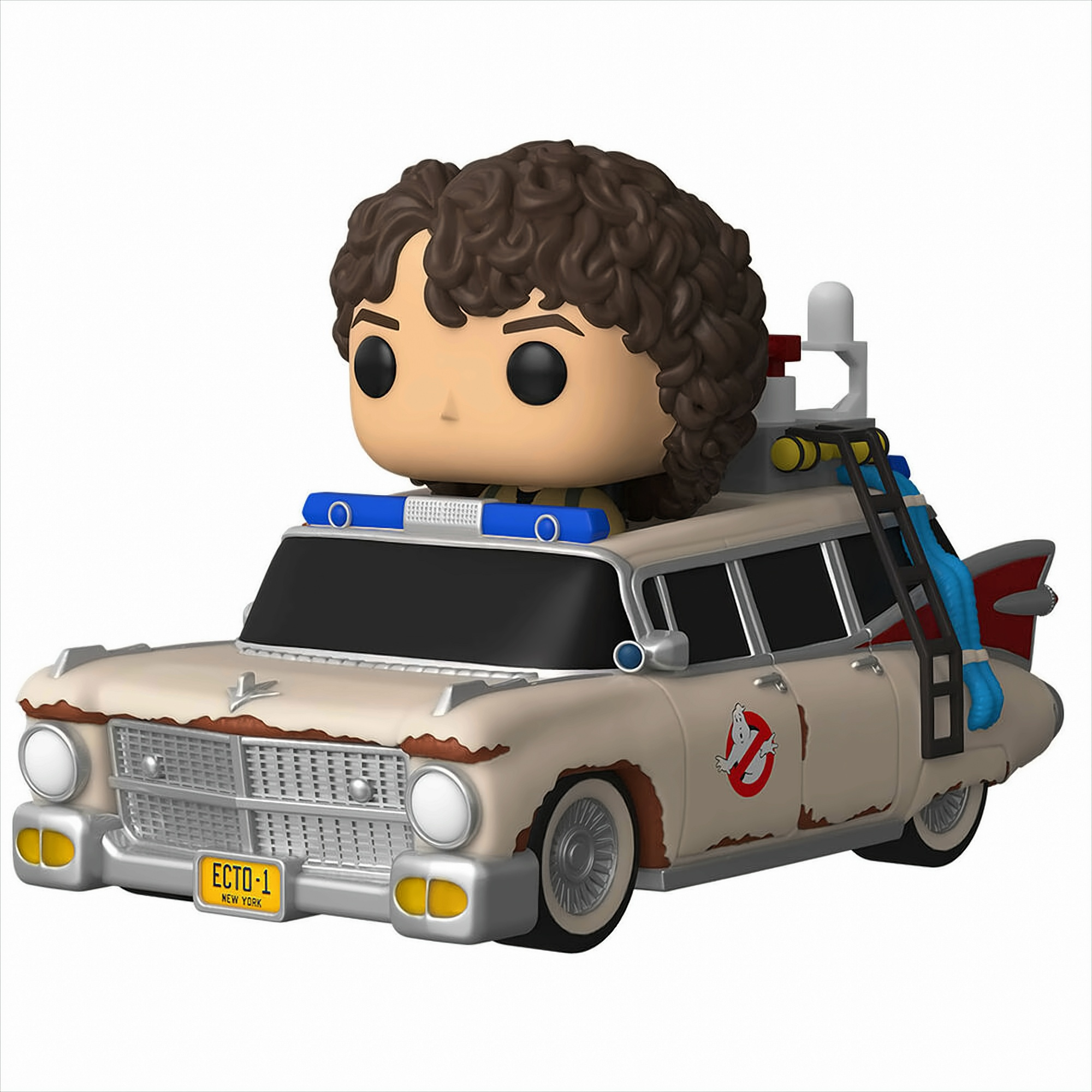 Eine Vinyl-Sammelfigur mit lockigem Haar sitzt im Ghostbusters Ecto-1 Auto auf weißem Hintergrund.
