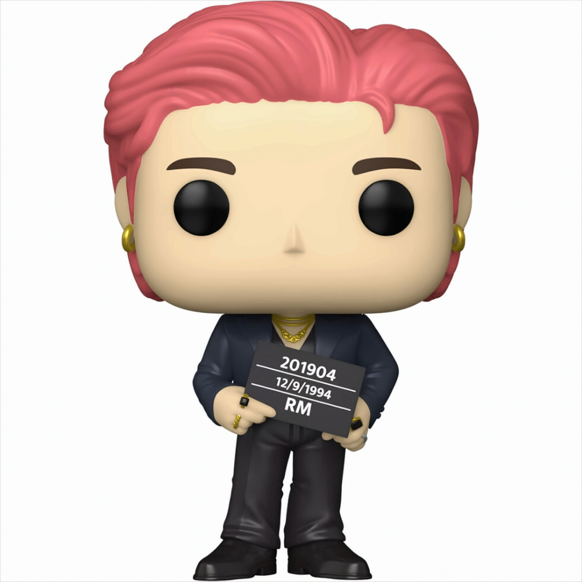 Una figura Funko Pop di RM dei BTS con capelli rosa, abito scuro e un cartello segnaletico nero.