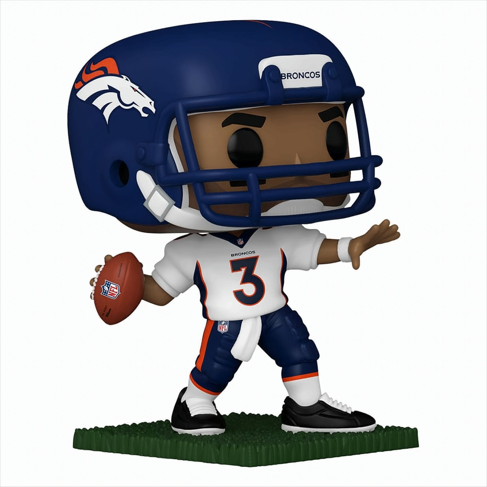 Eine Funko-Pop-Figur eines Broncos-Quarterbacks mit Helm, der einen Football wirft, auf grünem Rasen.