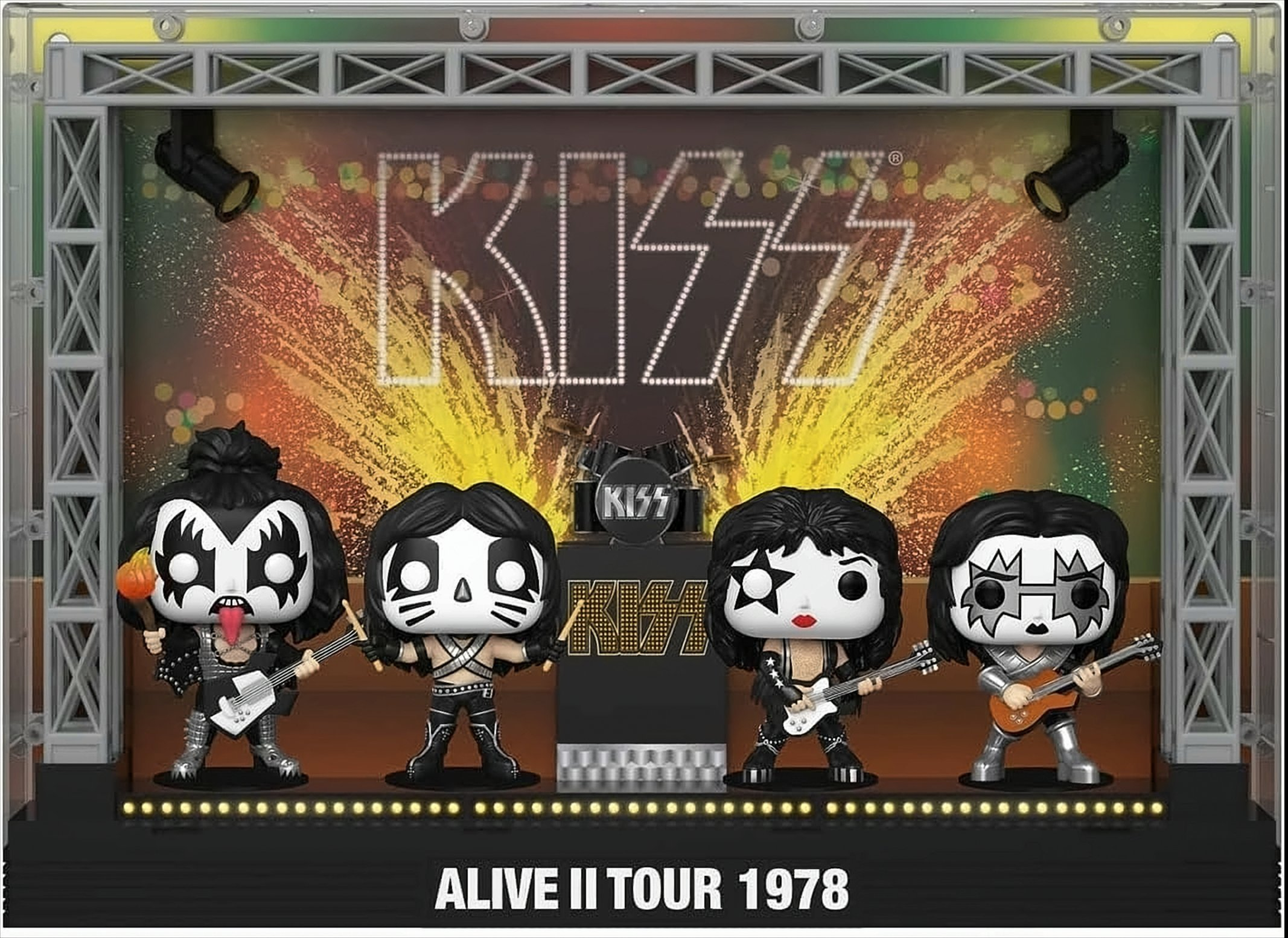 KISS Funko Pop Vinylfiguren Set der Alive II Tour 1978 auf einer beleuchteten Bühne.