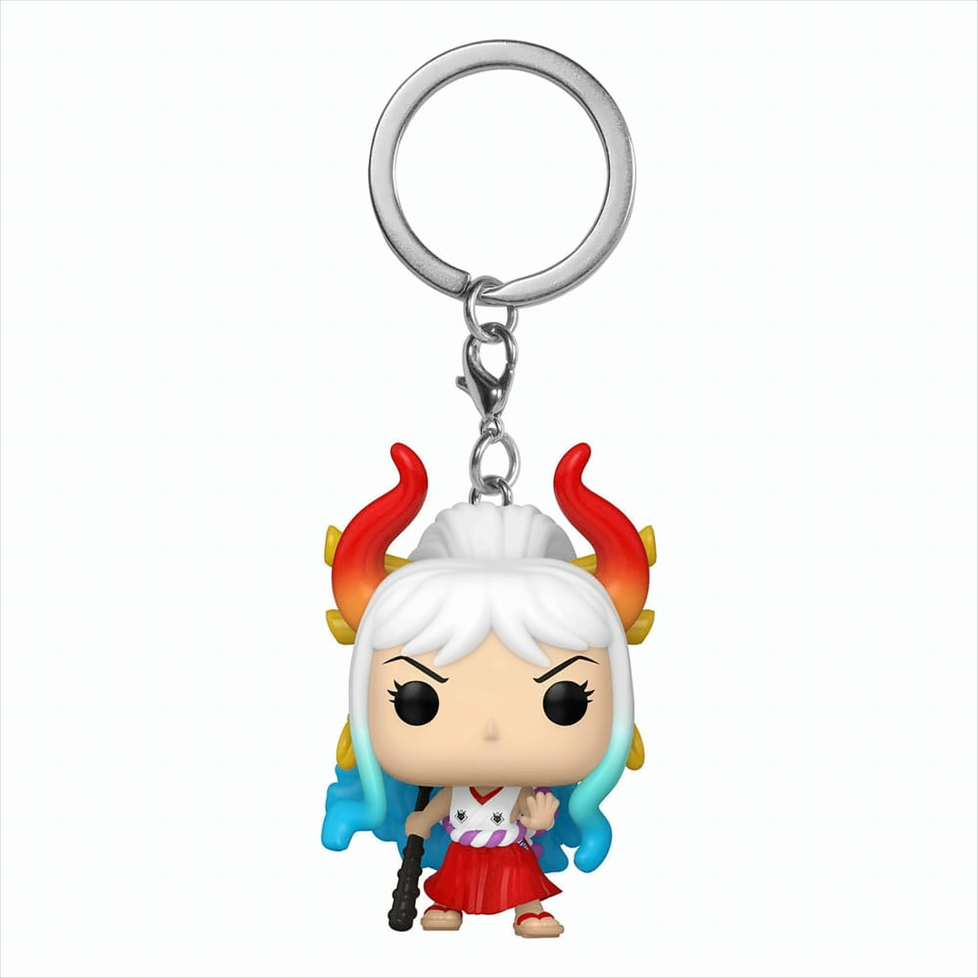 Un llavero de personaje de anime con cabello blanco, cuernos rojos y ropa blanca y roja sobre fondo blanco.